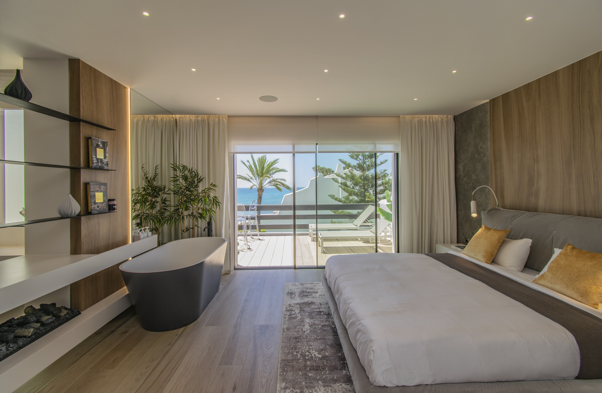 Newly refurbished luxury townhouse front line beach in Golden Mile