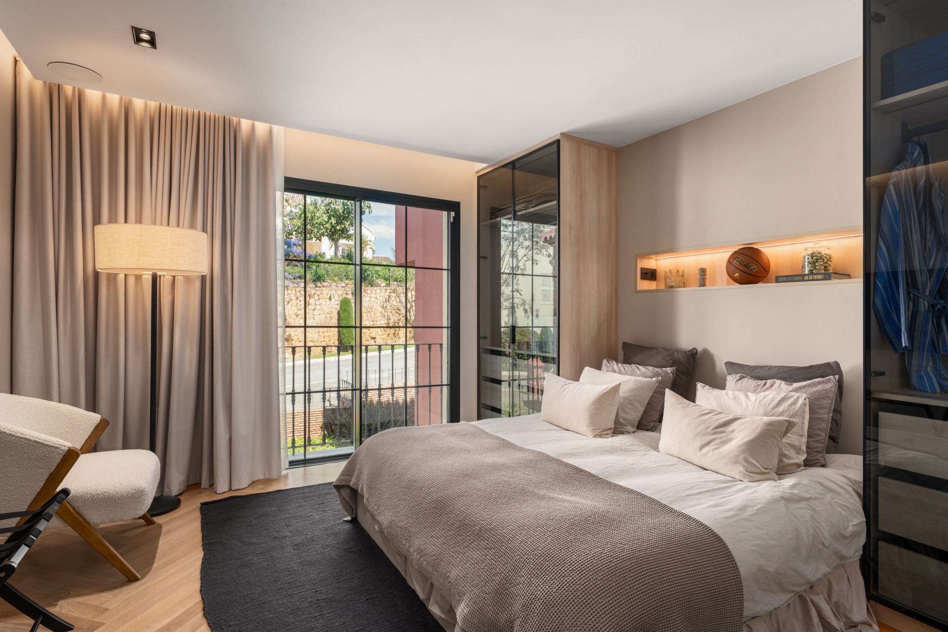 Refined duplex sea-view penthouse