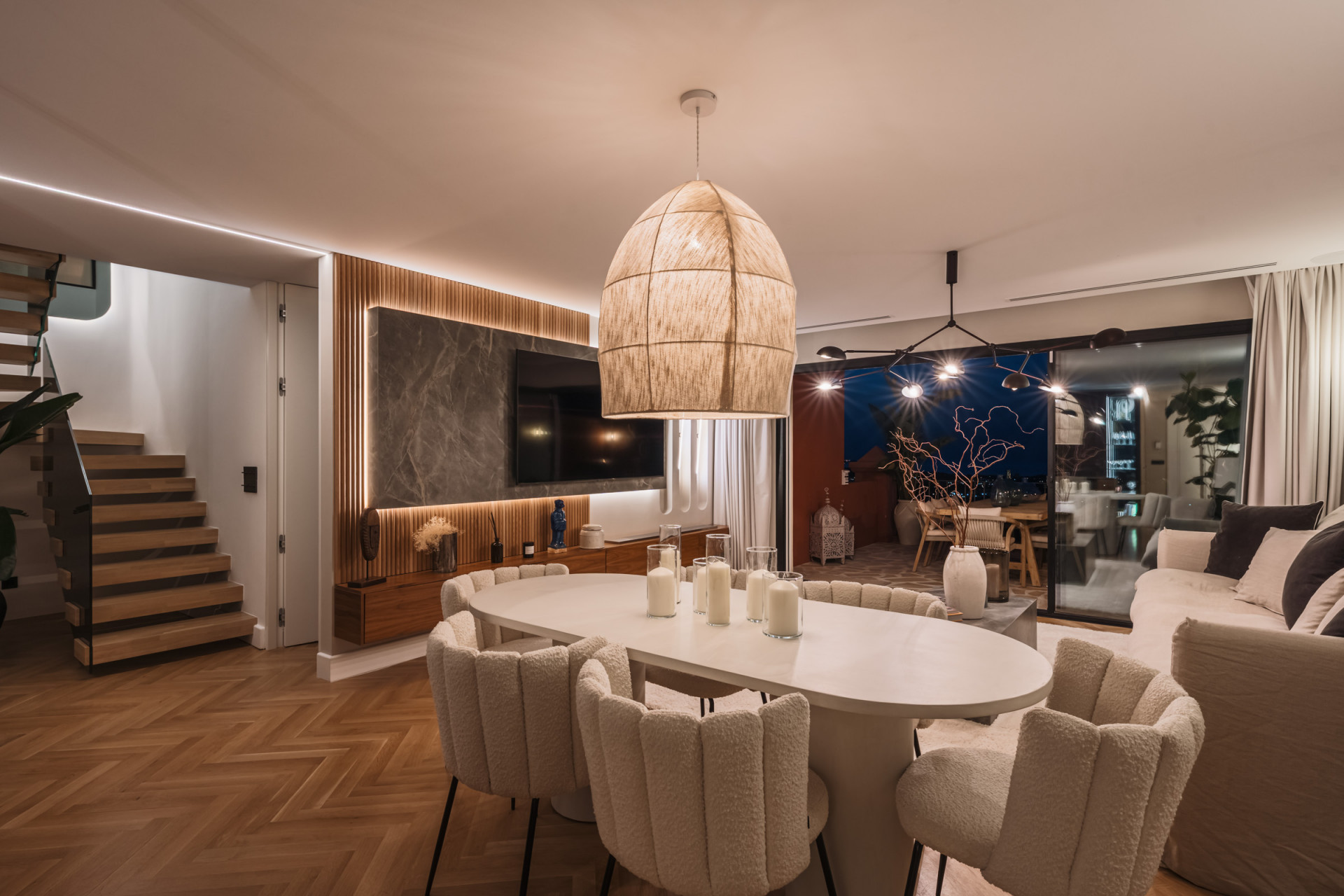 Refined duplex sea-view penthouse