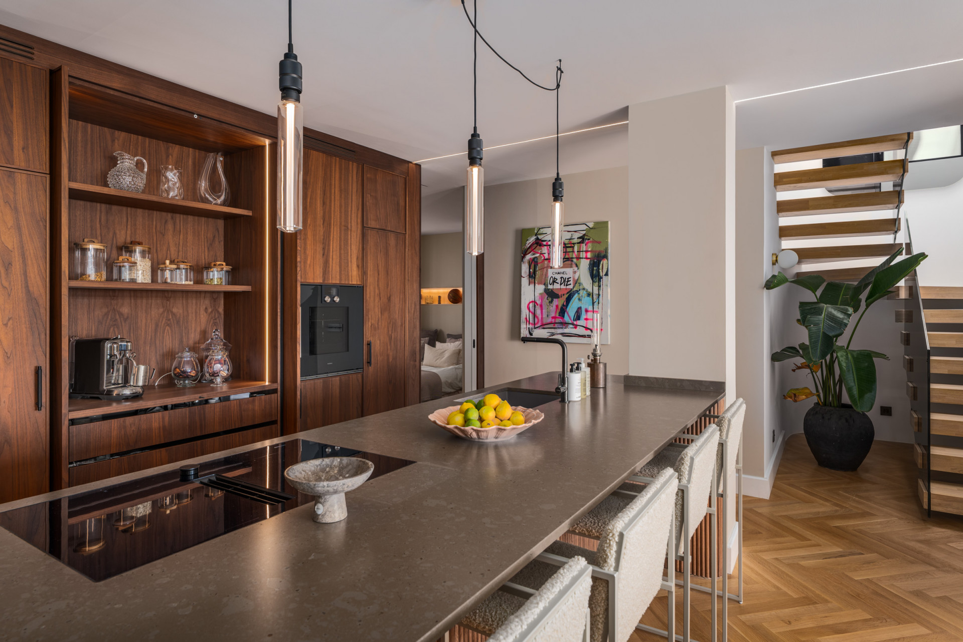Refined duplex sea-view penthouse