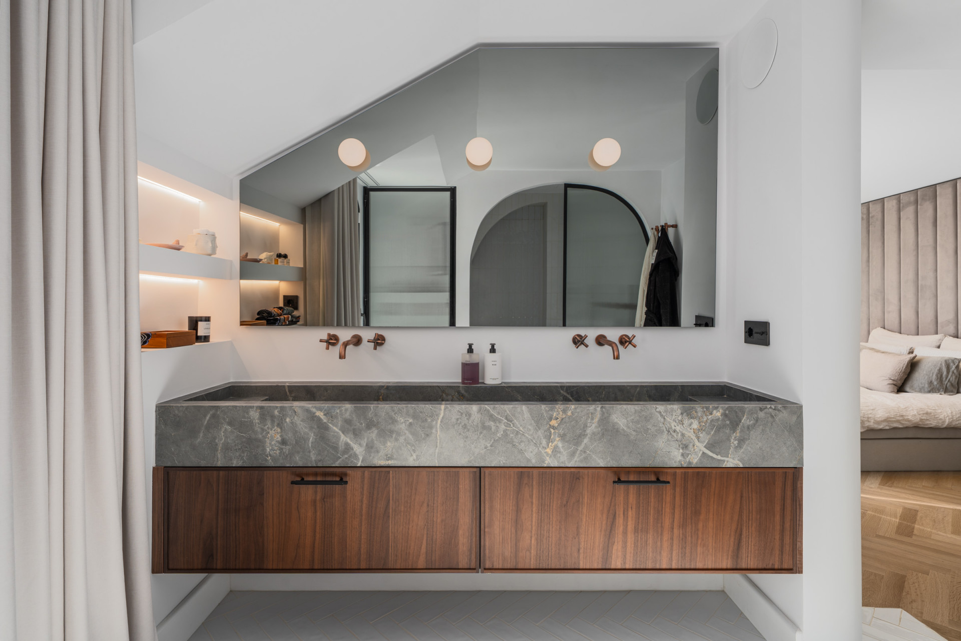 Refined duplex sea-view penthouse