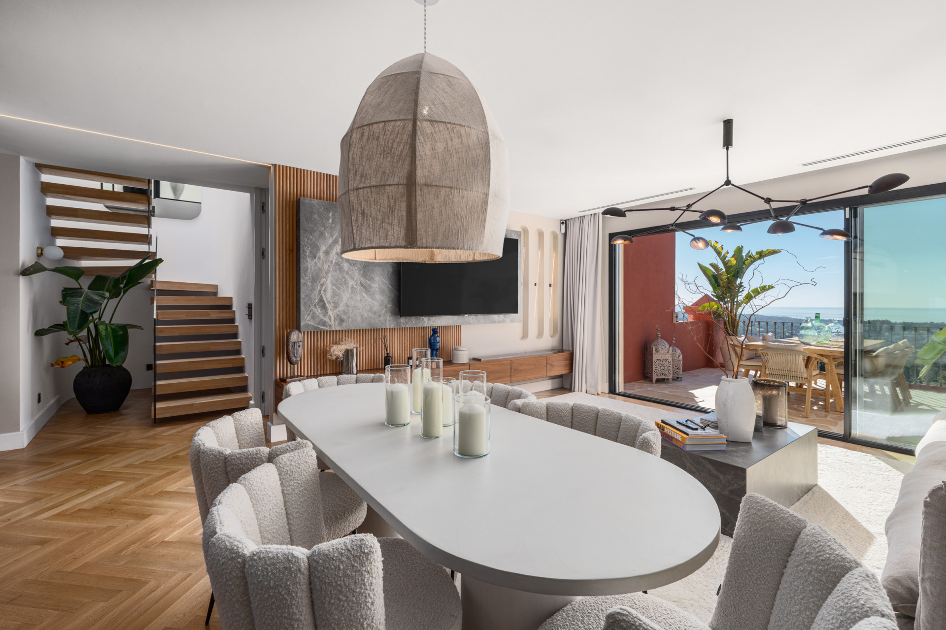 Refined duplex sea-view penthouse