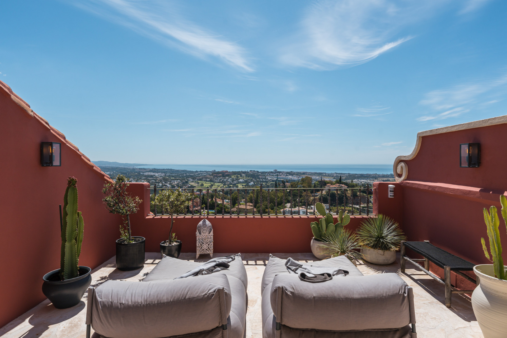 Refined duplex sea-view penthouse