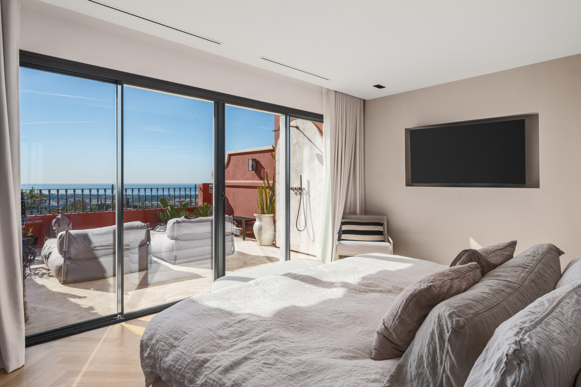 Refined duplex sea-view penthouse