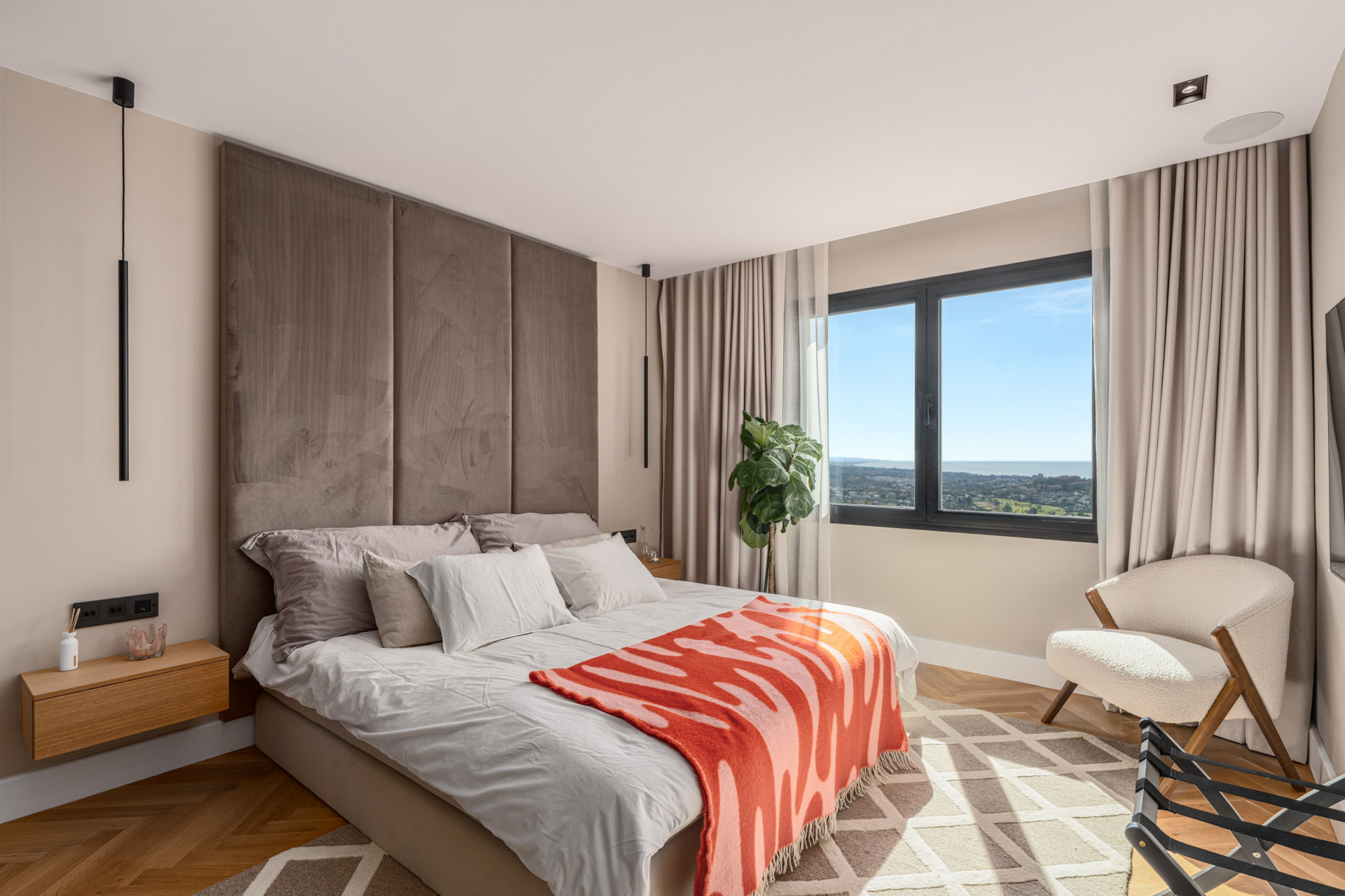 Refined duplex sea-view penthouse