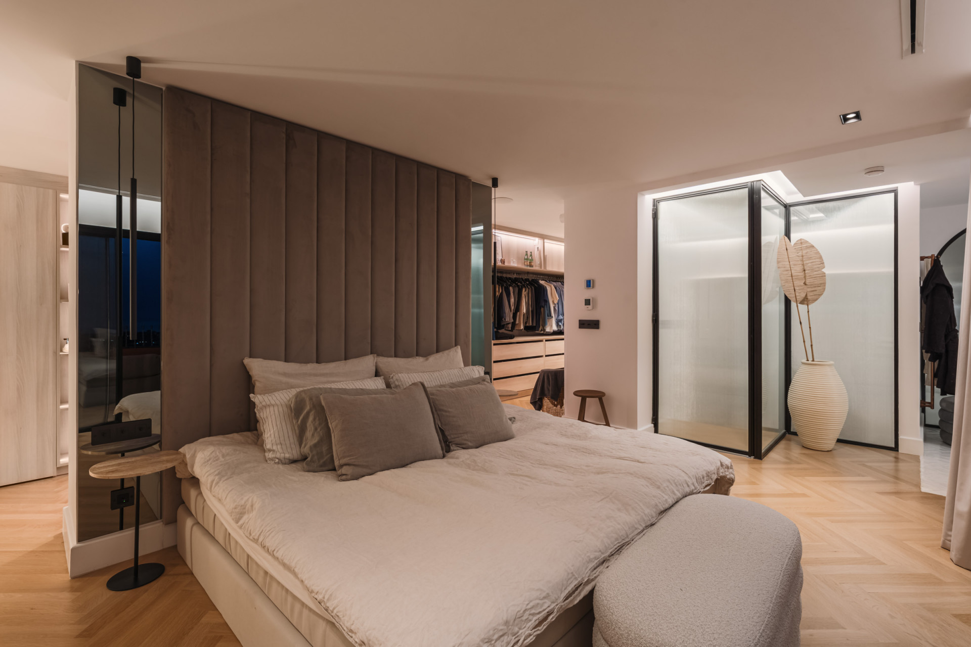 Refined duplex sea-view penthouse