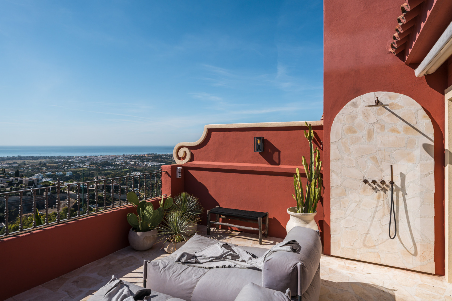 Refined duplex sea-view penthouse