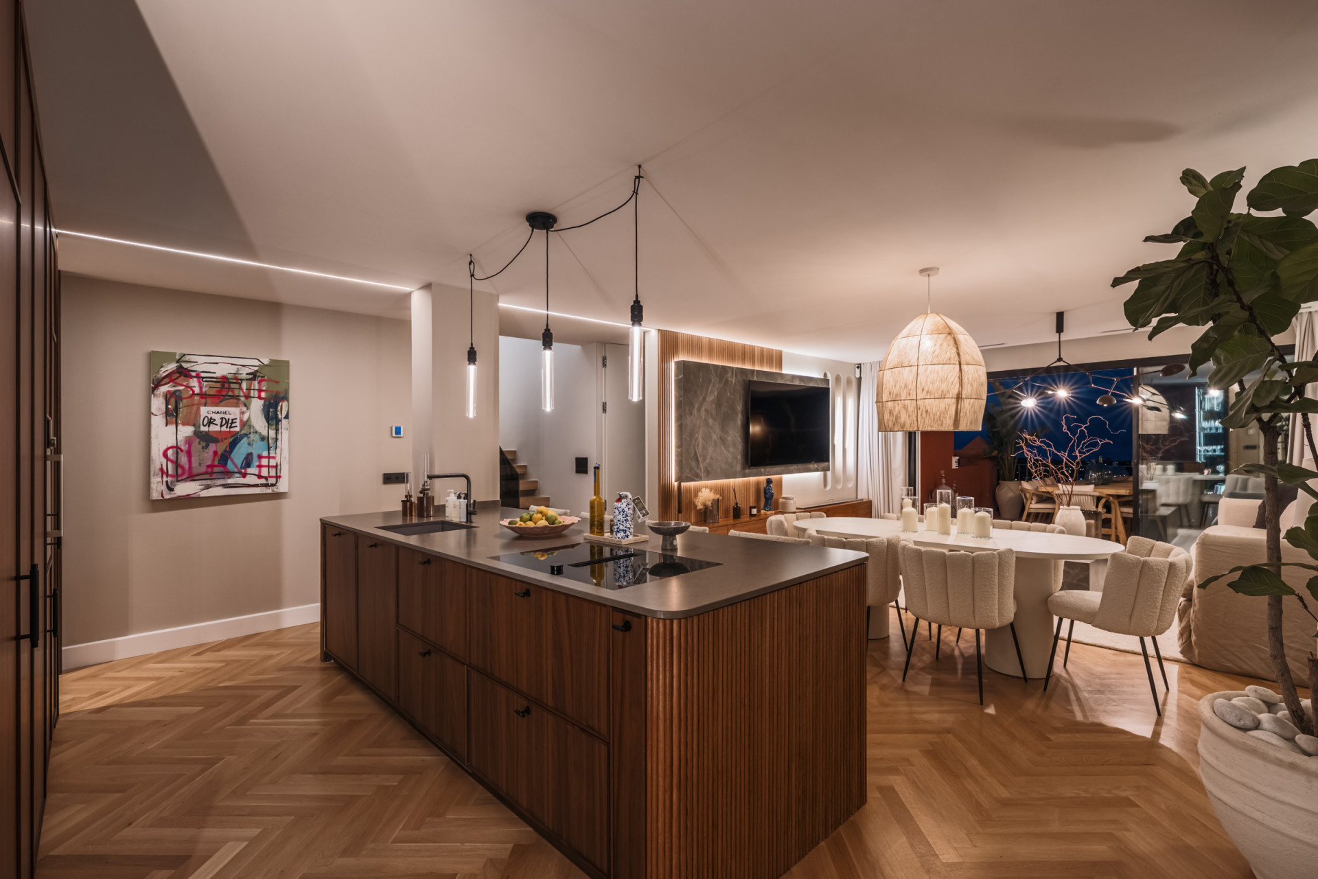 Refined duplex sea-view penthouse