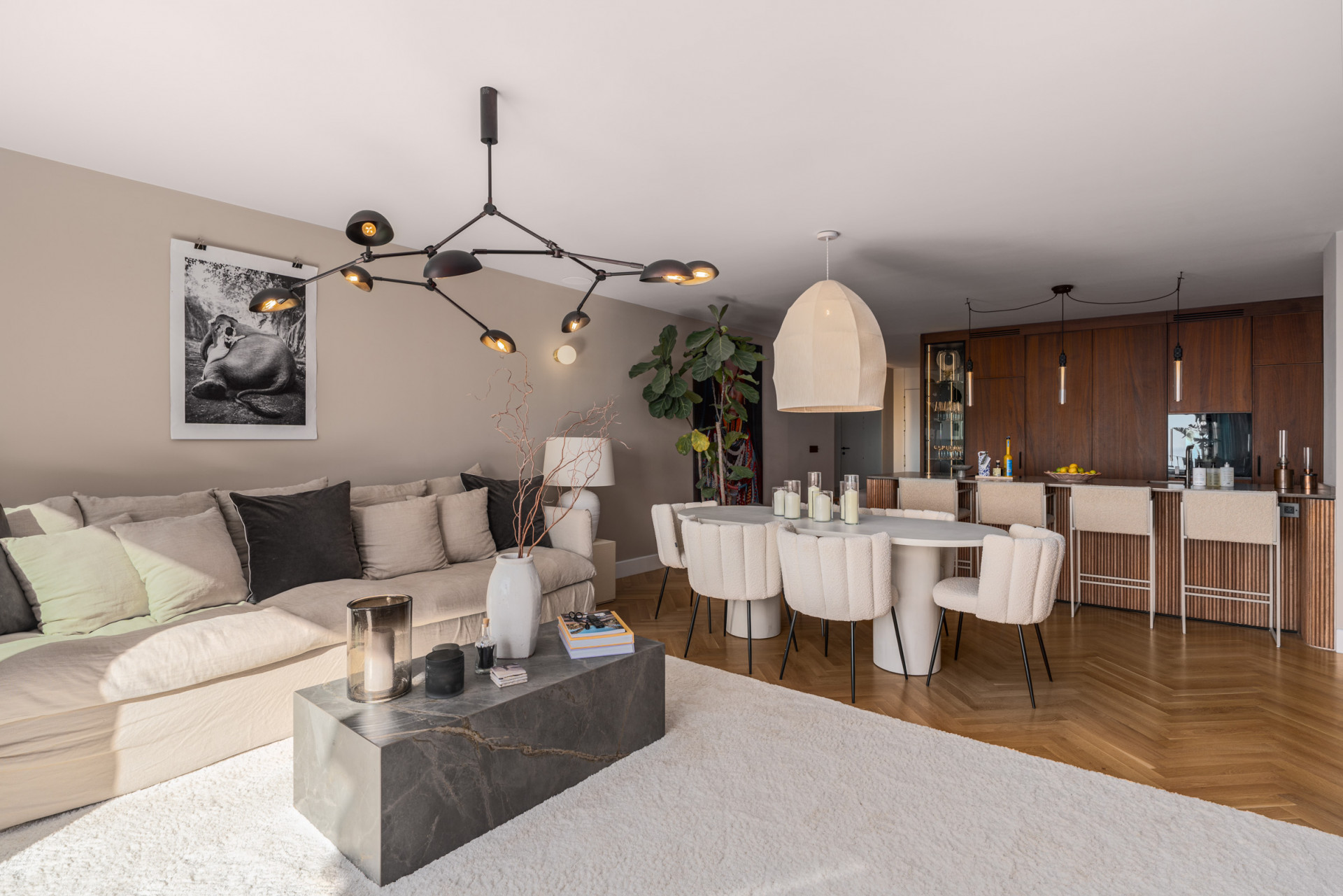 Refined duplex sea-view penthouse