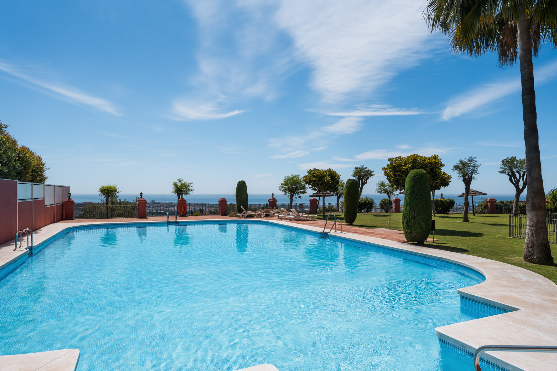 Refined duplex sea-view penthouse