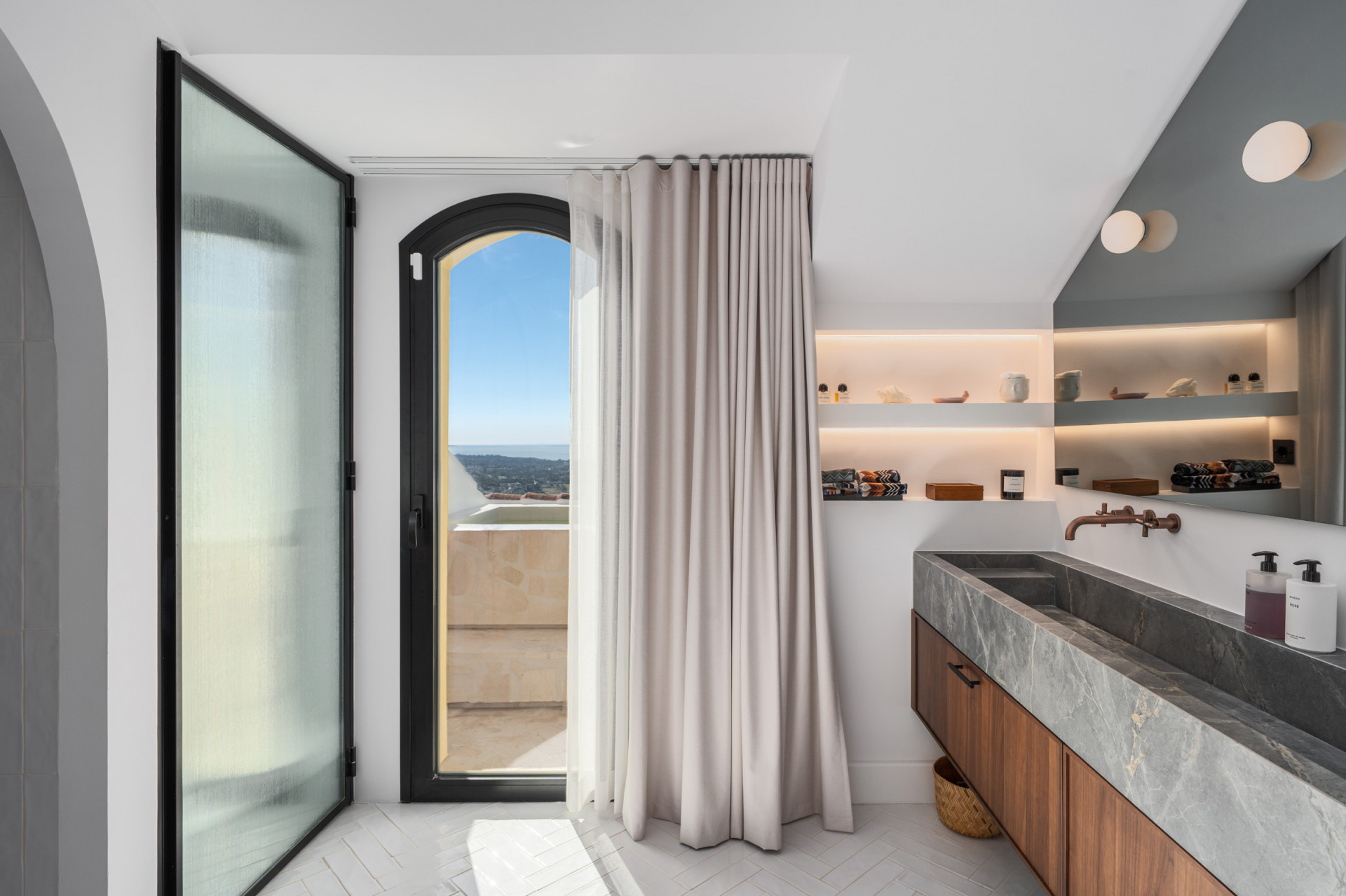 Refined duplex sea-view penthouse