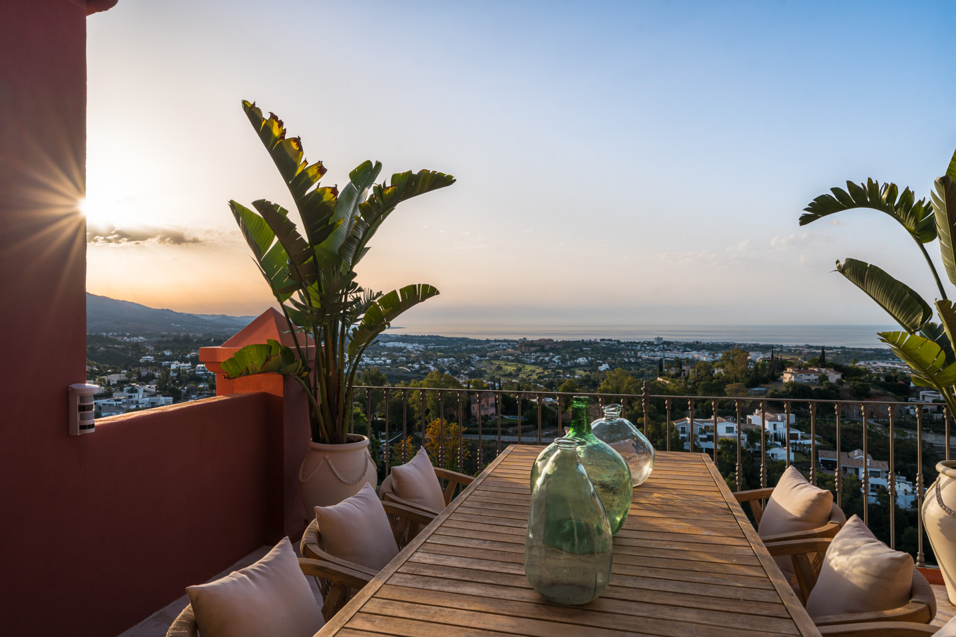 Refined duplex sea-view penthouse