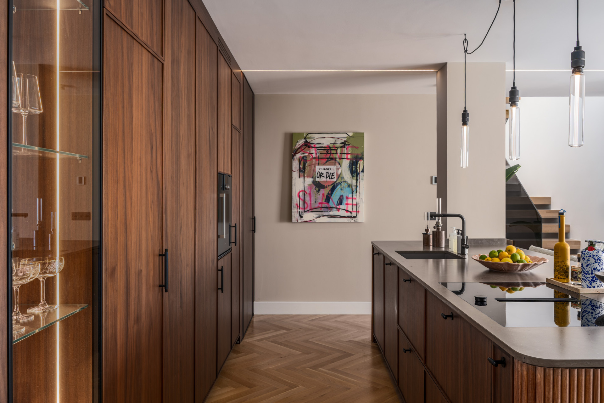 Refined duplex sea-view penthouse