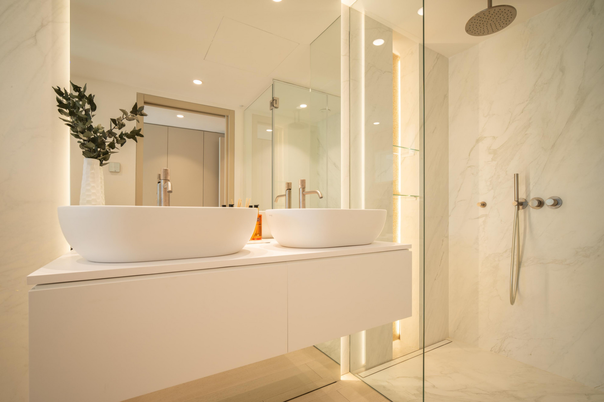 Luxurious, modern apartment with resort views in Puente Romano.