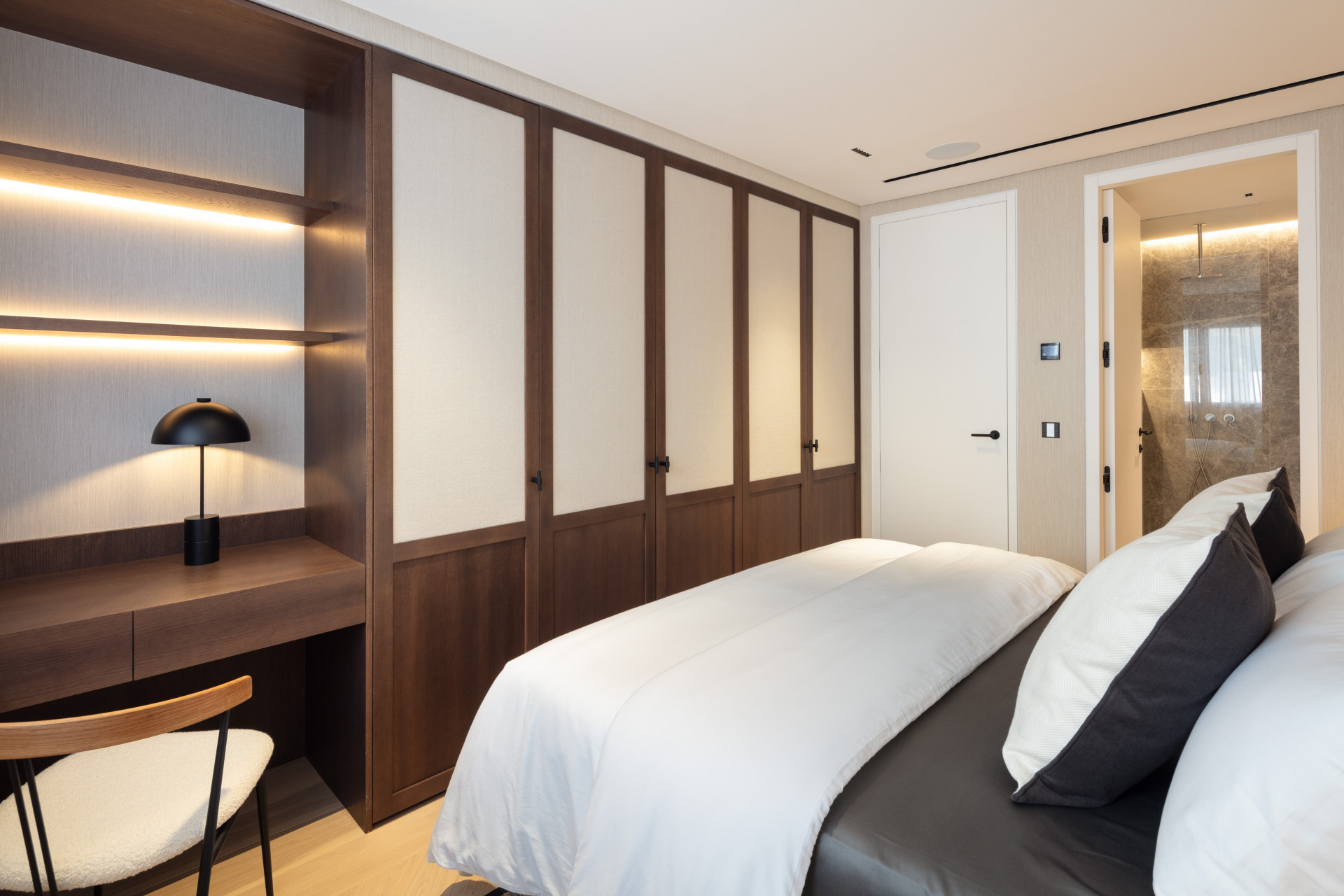 A stunning modern apartment sporting sea views within the exclusive enclave of the Puente Romano Resort on the Marbella Golden Mile.