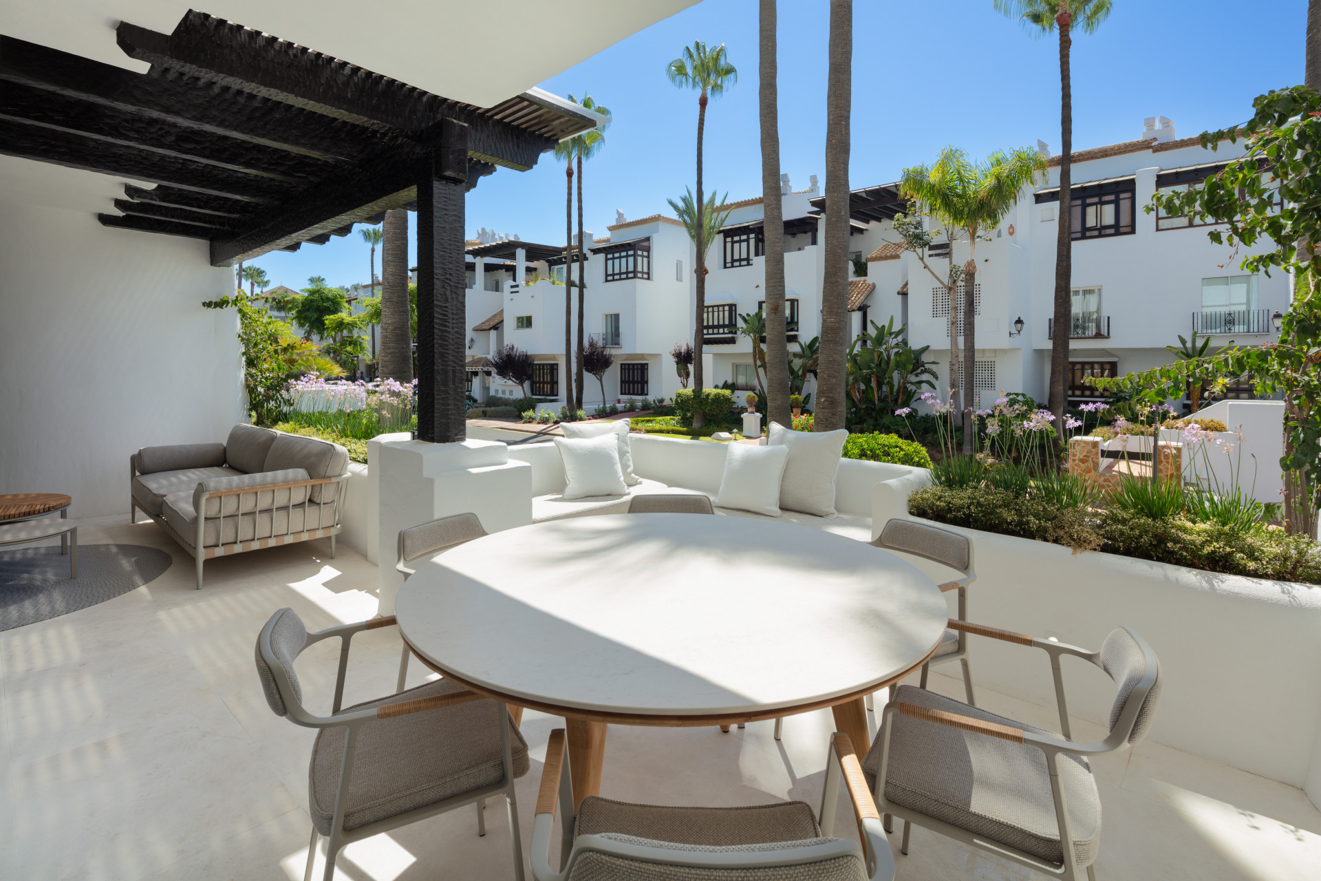 A stunning modern apartment sporting sea views within the exclusive enclave of the Puente Romano Resort on the Marbella Golden Mile.