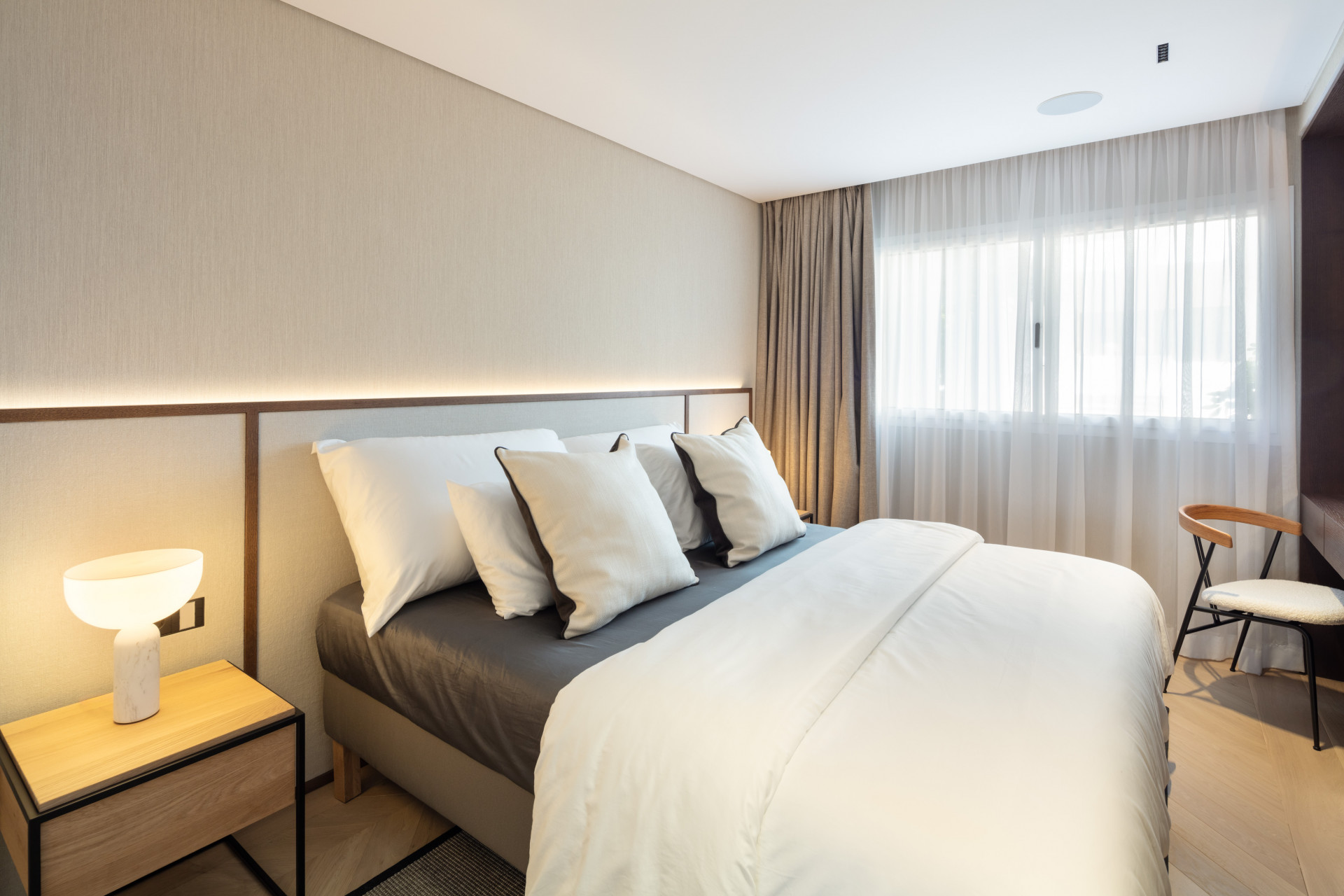 A stunning modern apartment sporting sea views within the exclusive enclave of the Puente Romano Resort on the Marbella Golden Mile.