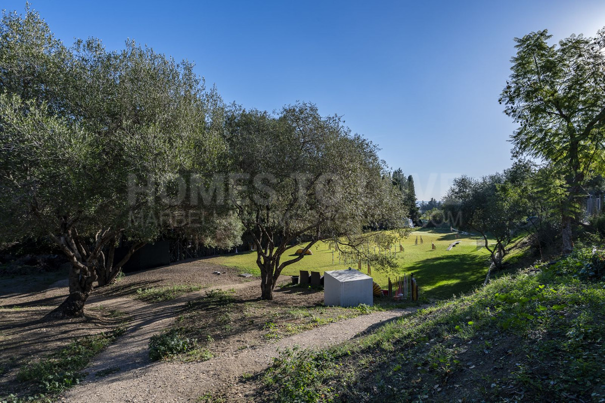 Idílica Finca Doble en Amplios Terrenos con Establos y Vistas al Mar en Venta en Estepona