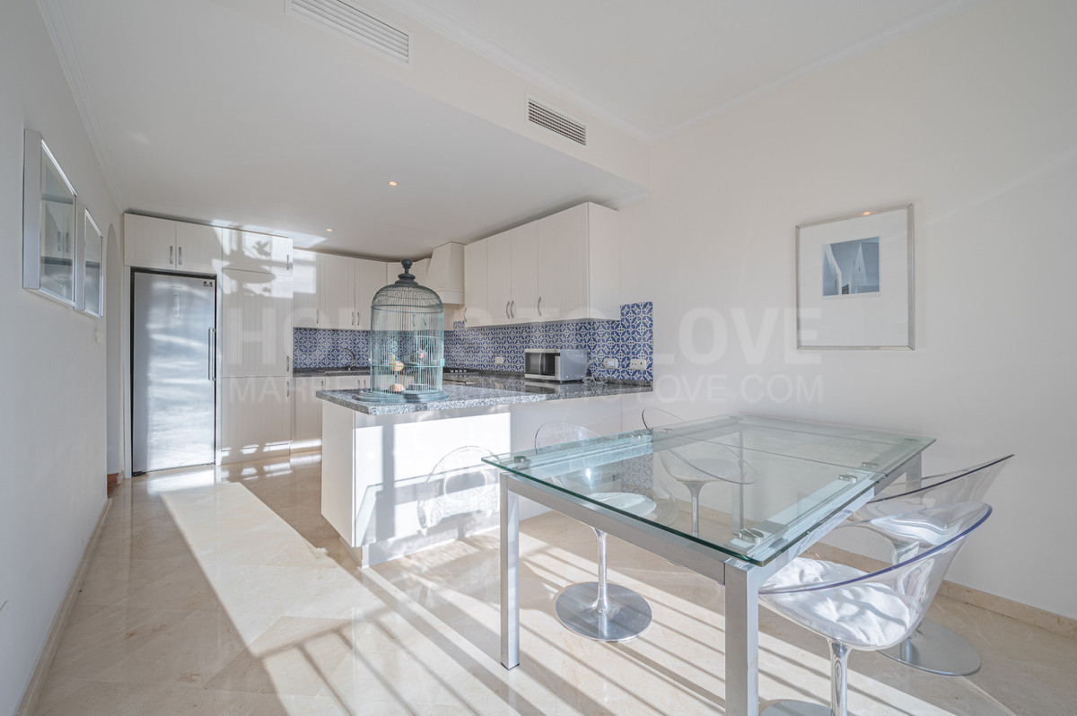 Tranquila villa orientada al suroeste con seguridad 24 horas en venta en Benahavís