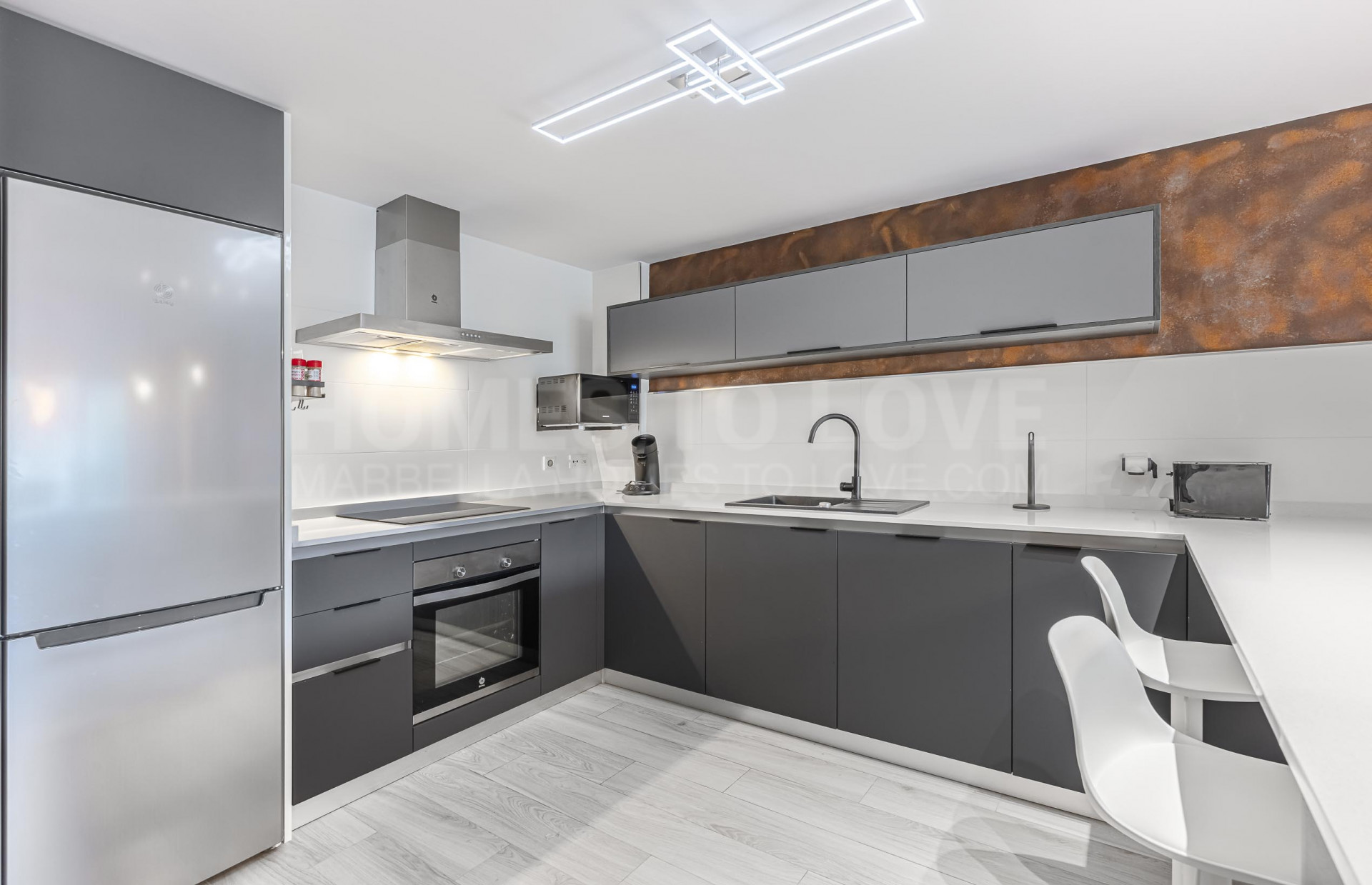 Eine elegante Wohnung im modernen Wohnkomplex Riverside, in der prestigeträchtigen Gegend von Benahavís