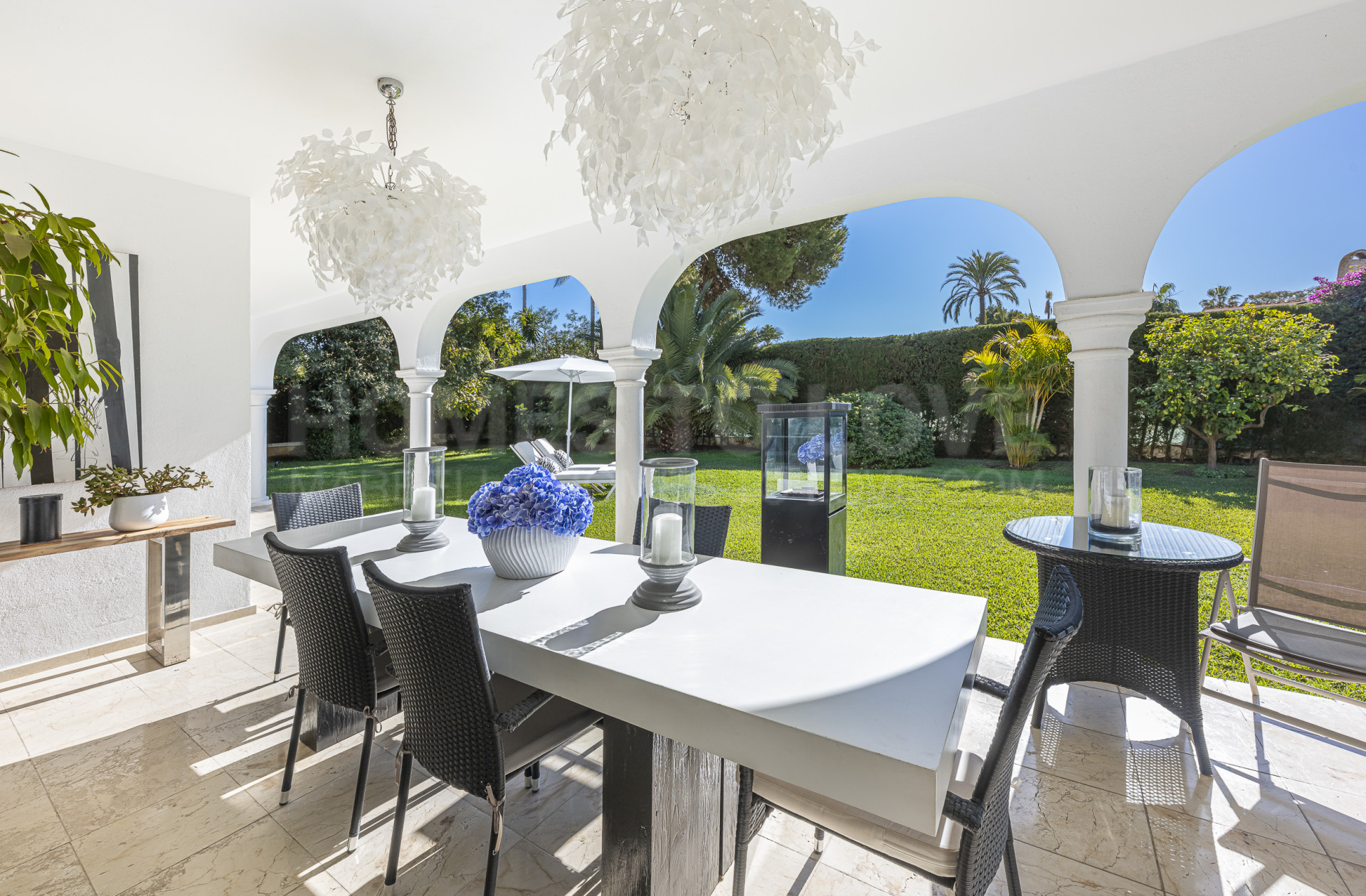 Außergewöhnliche Vier-Schlafzimmer-Villa auf großzügigem Grundstück zum Verkauf in Paraíso Barronal, Estepona