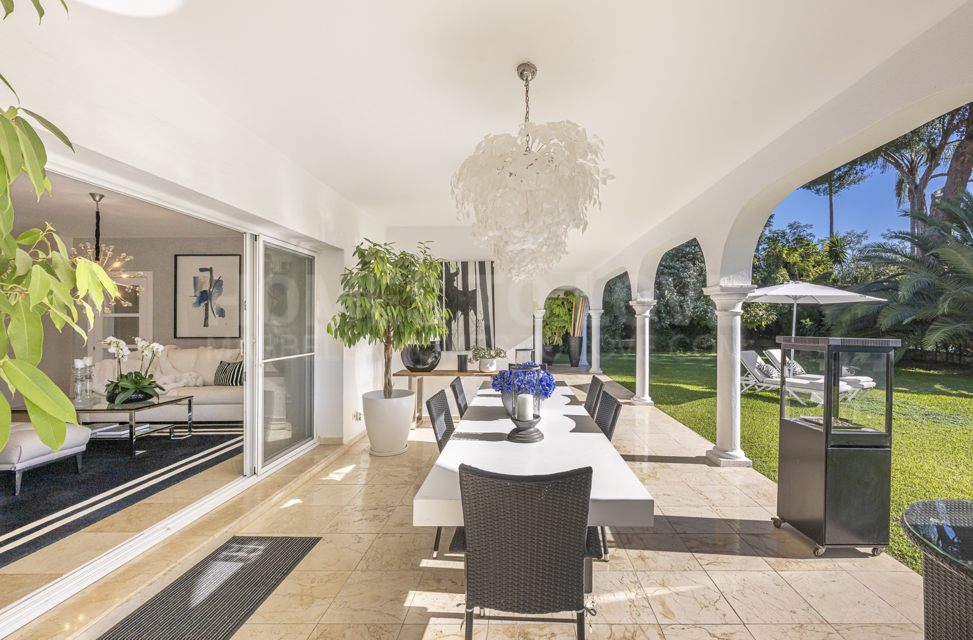 Außergewöhnliche Vier-Schlafzimmer-Villa auf großzügigem Grundstück zum Verkauf in Paraíso Barronal, Estepona