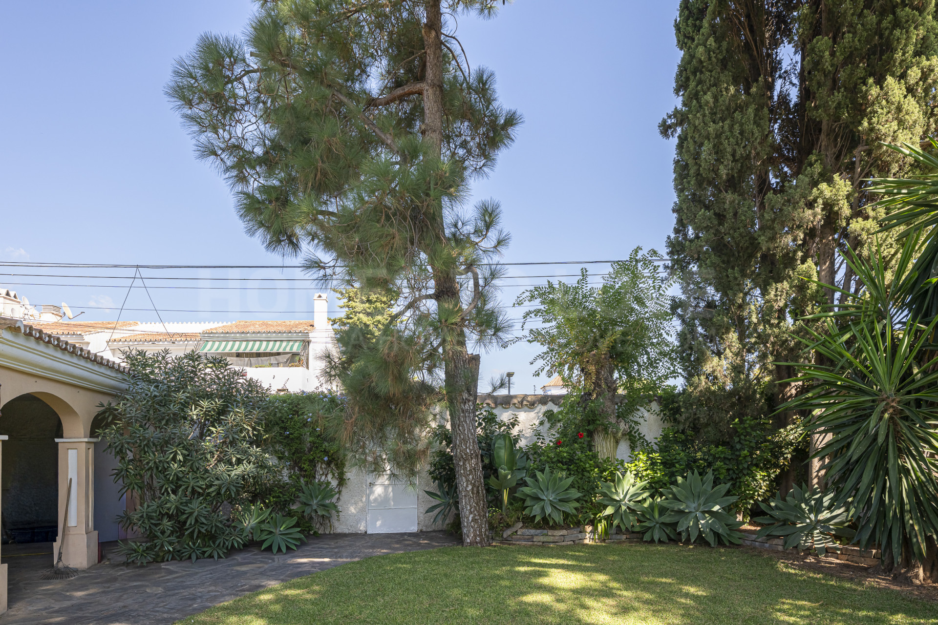 Detached House with Saltwater Pool and Mature Garden for Sale in San Pedro, Marbella
