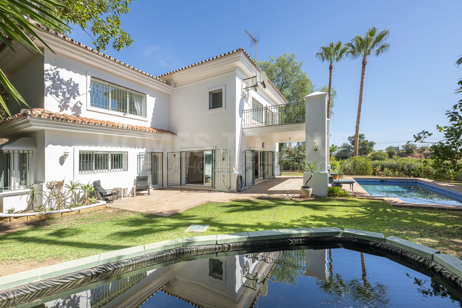 Exclusiva Villa de Estilo Mediterráneo con Vistas Panorámicas al Mar – El Rosario, Marbella