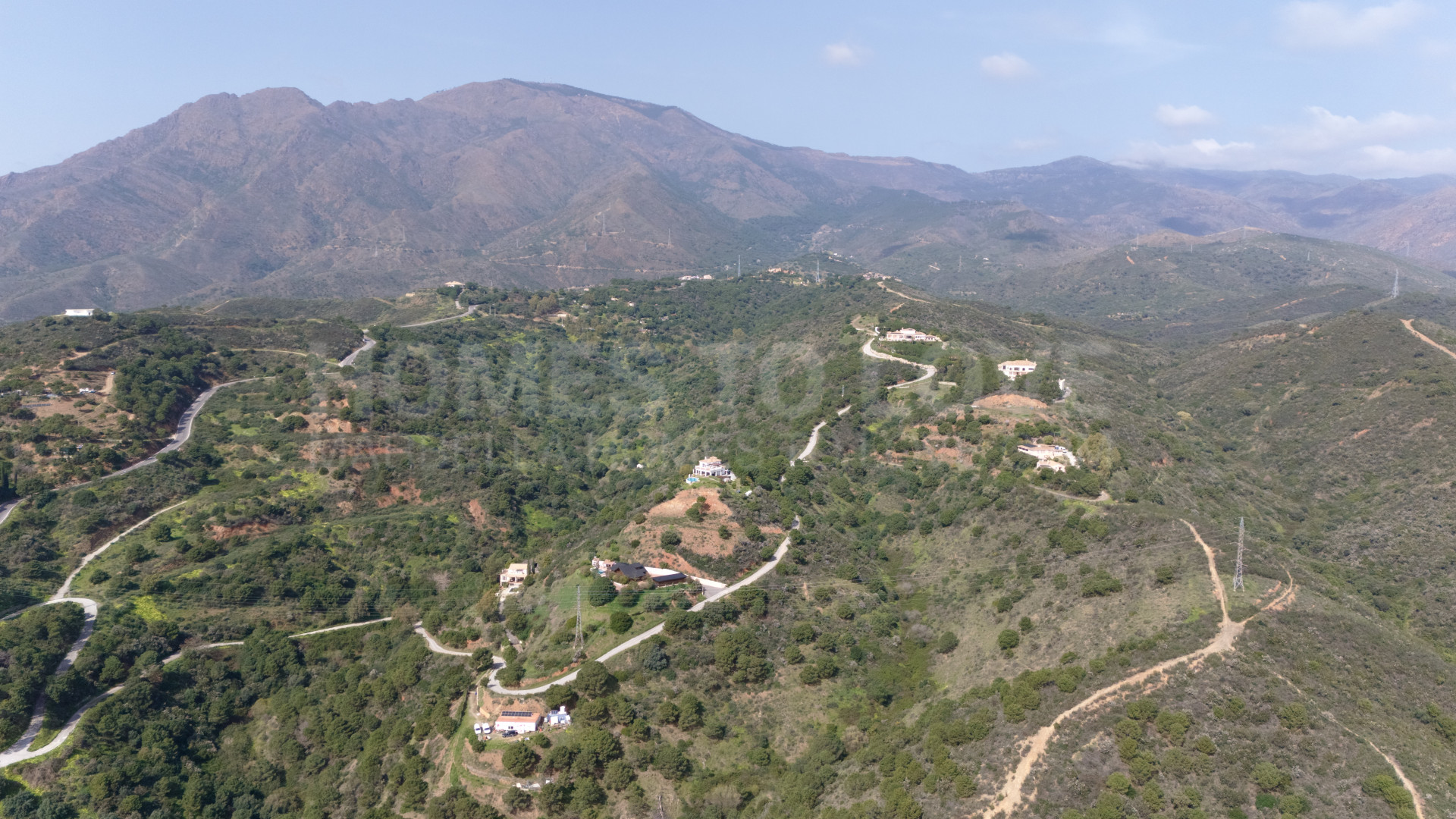 Strategic rustic land in Estepona with 360º panoramic views and high development potential