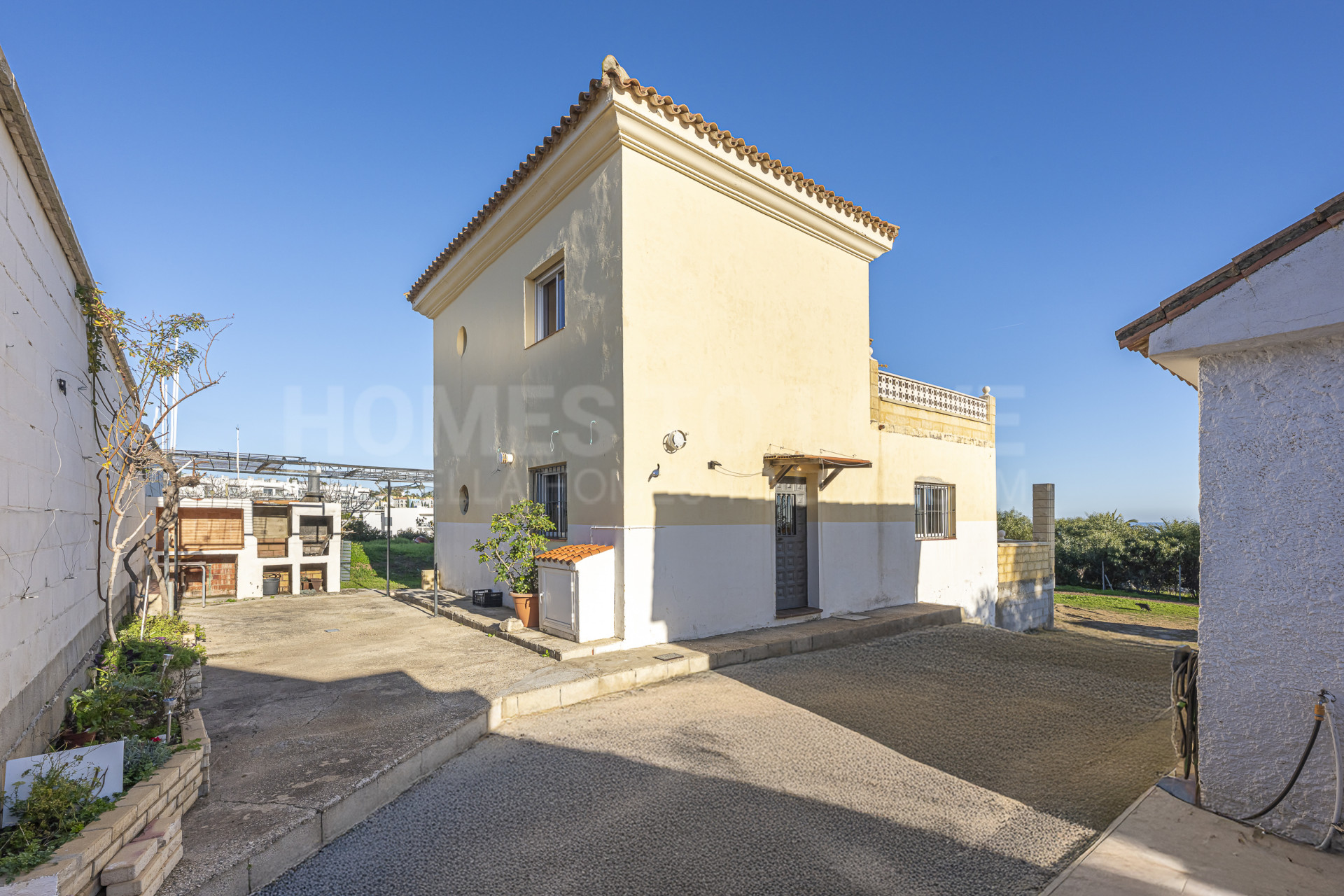 Detached Villa with Panoramic Views and Enormous Potential