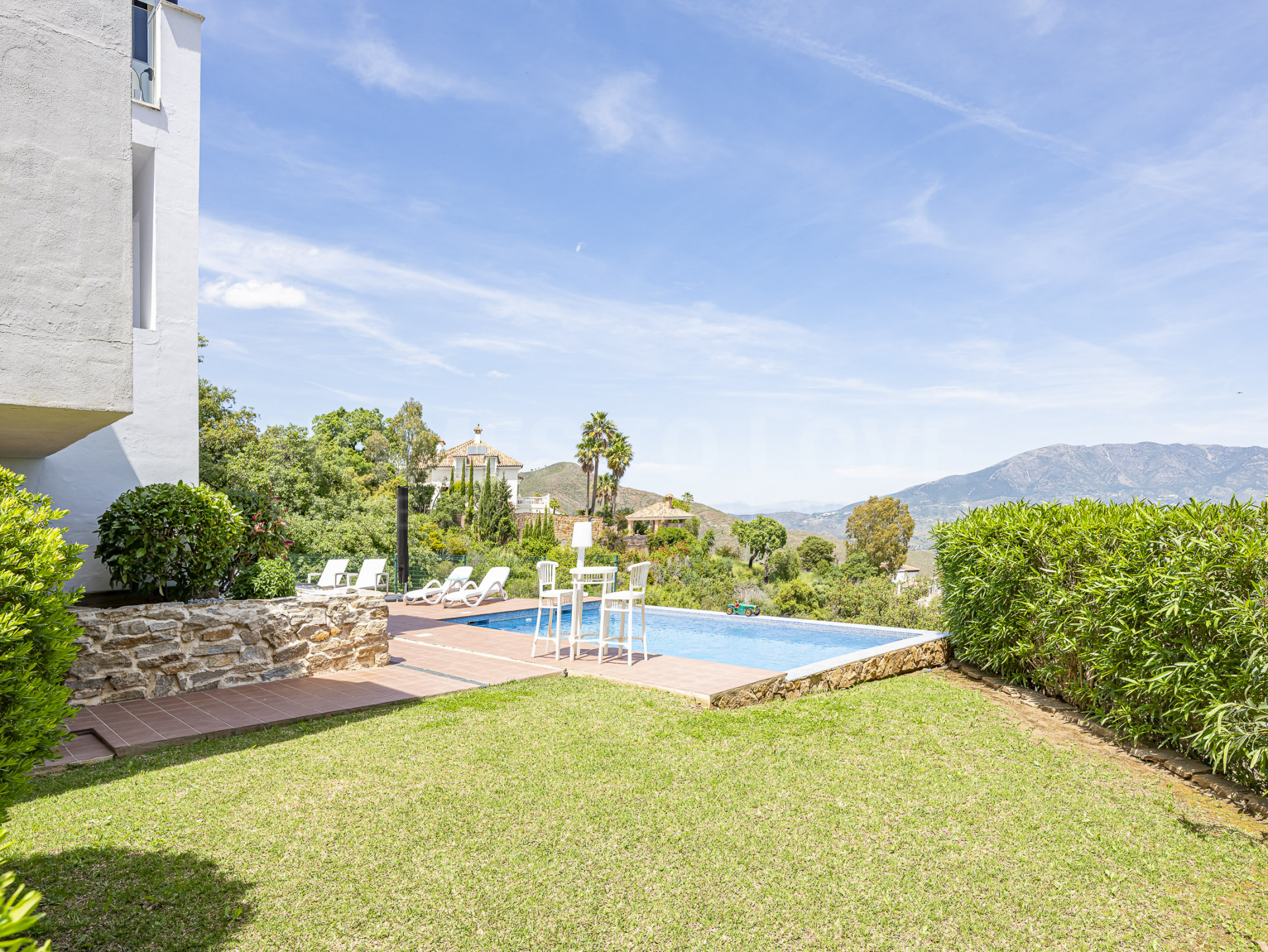 Über der Küste, nah an allem: 4-Schlafzimmer-Villa zum Verkauf in La Mairena, Marbella Ost