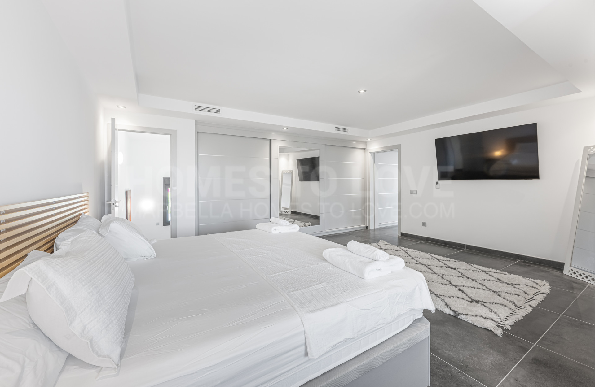 Introducing a spacious and fully equipped villa in the heart of Nueva Andalucía, Marbella’s prestigious Golf Valley