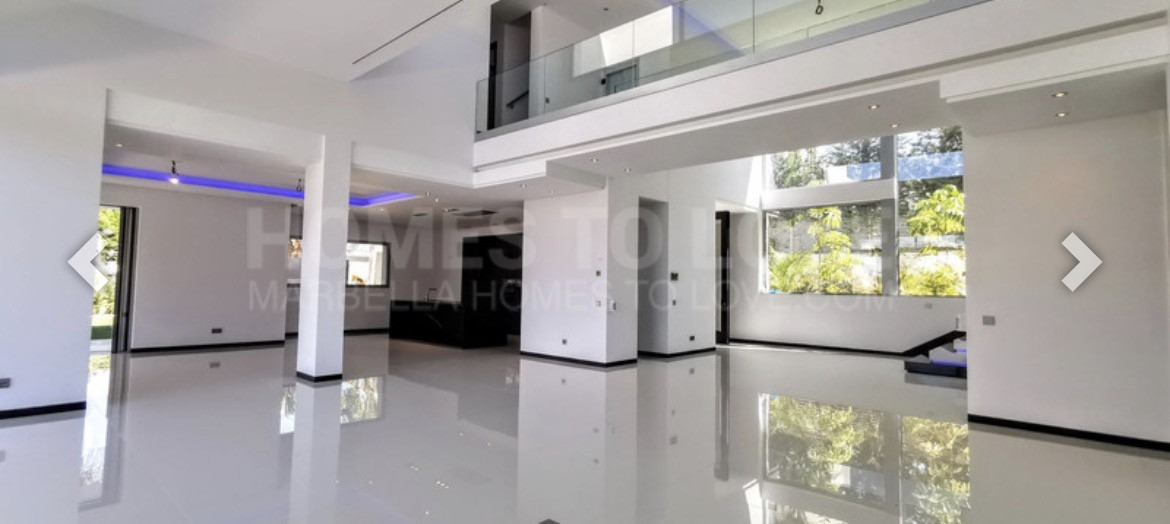 Villa de lujo contemporánea con vistas panorámicas a la montaña y vistas parciales al mar en Marbella.