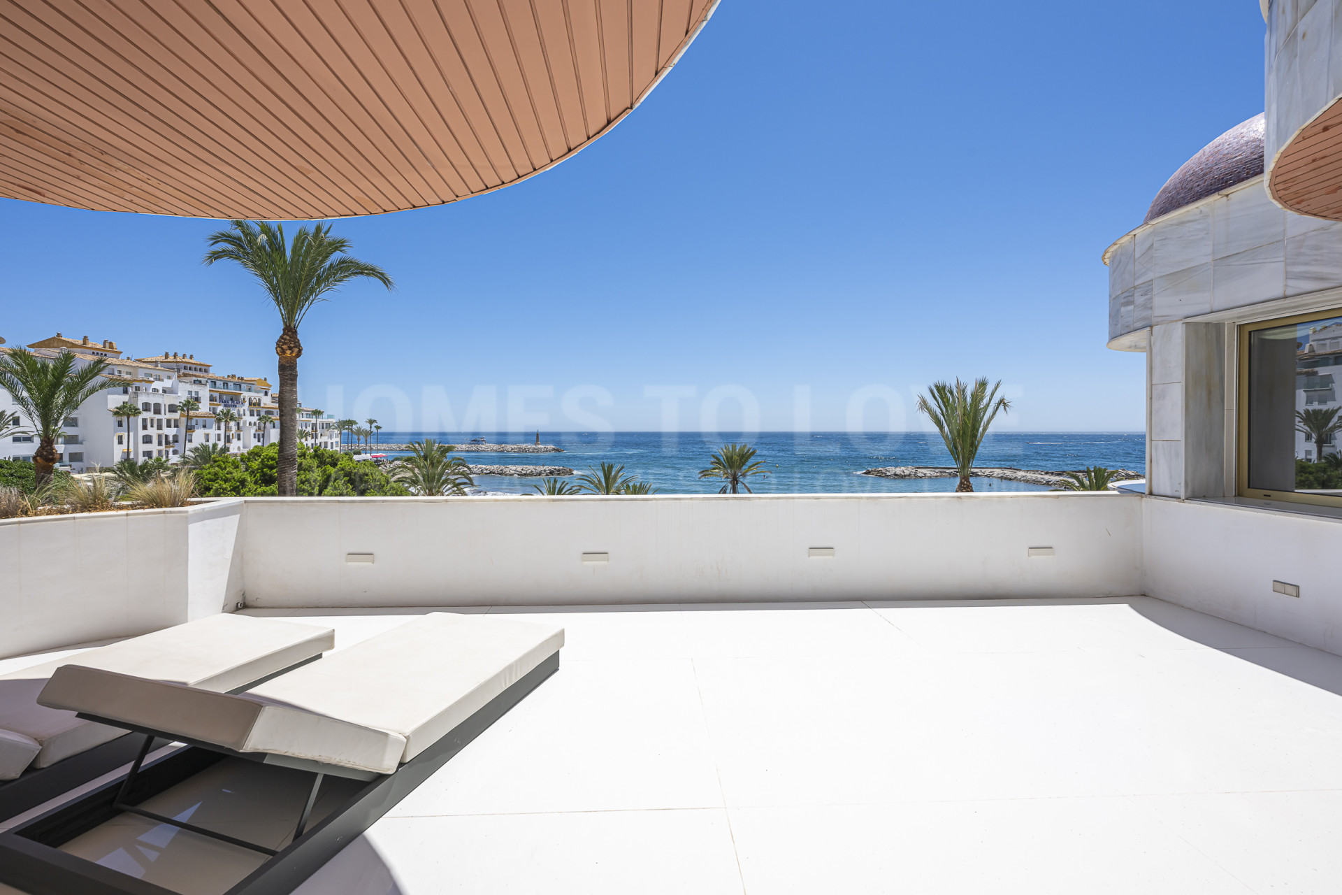 Frontline Puerto Banús | 4-Bedroom Luxury Apartment with Panoramic Sea Views