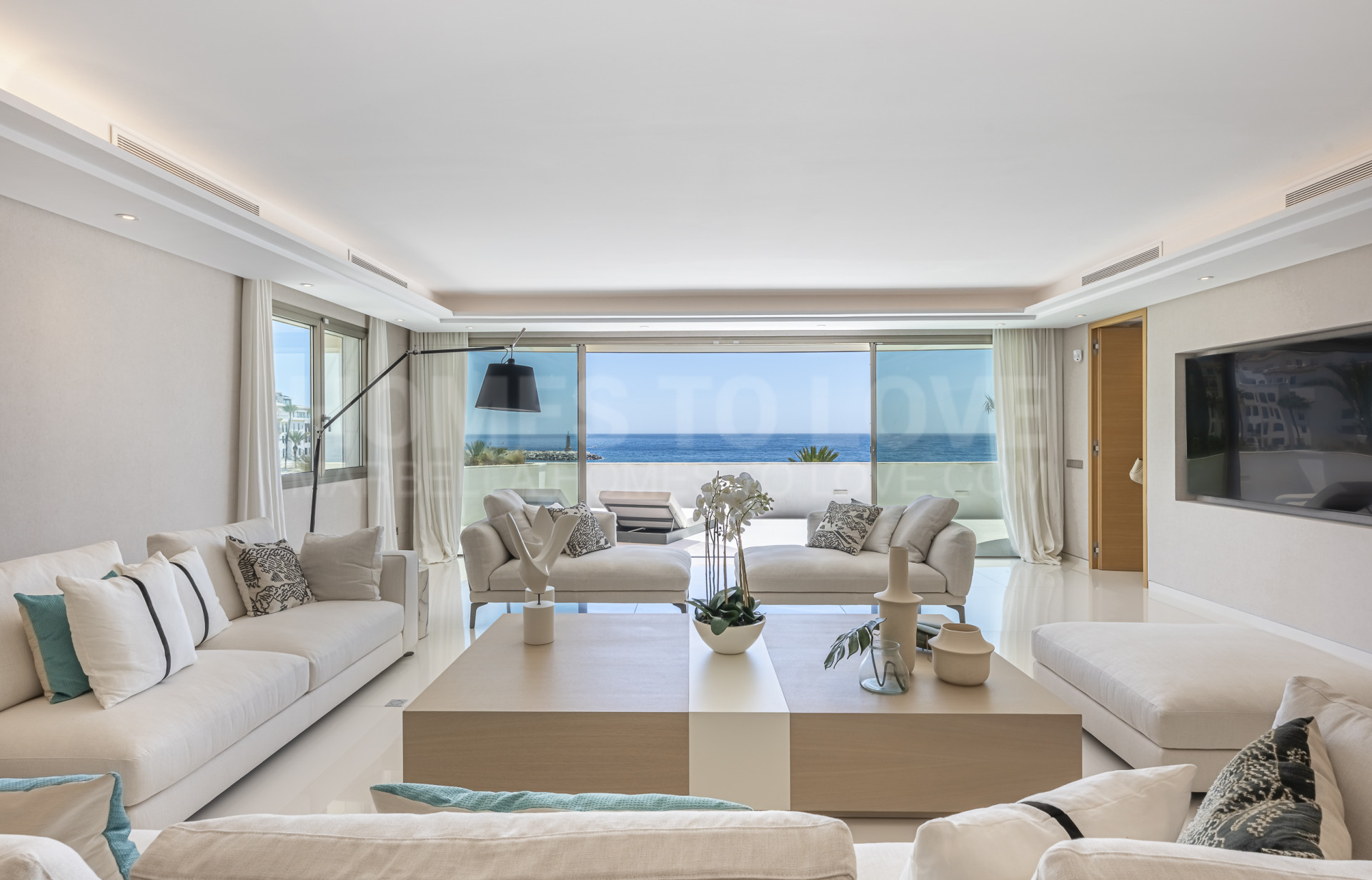 Frontline Puerto Banús | 4-Bedroom Luxury Apartment with Panoramic Sea Views