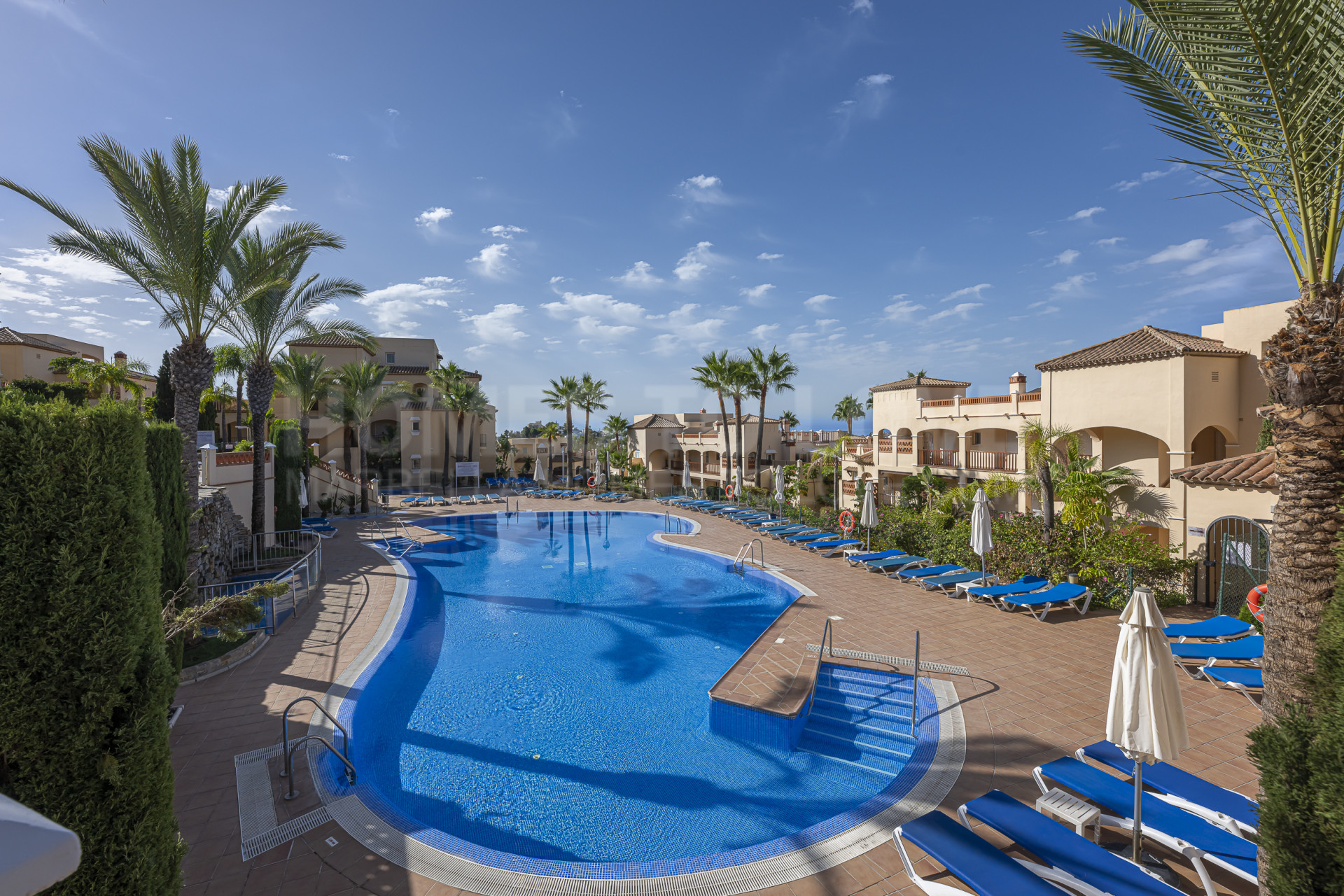 Luminoso apartamento de 2 dormitorios cerca de la playa y el golf, Estepona Este