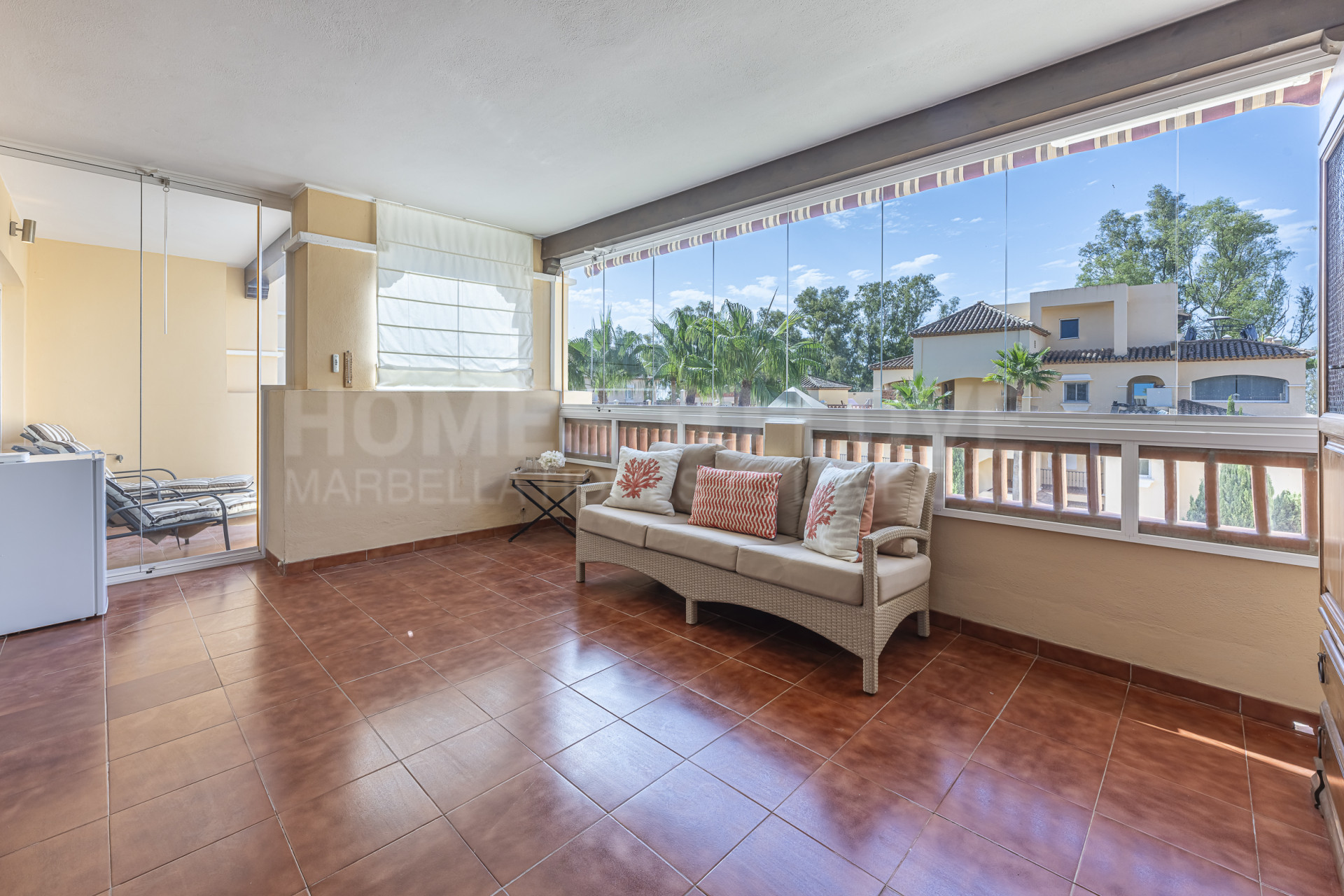 Luminoso apartamento de 2 dormitorios cerca de la playa y el golf, Estepona Este