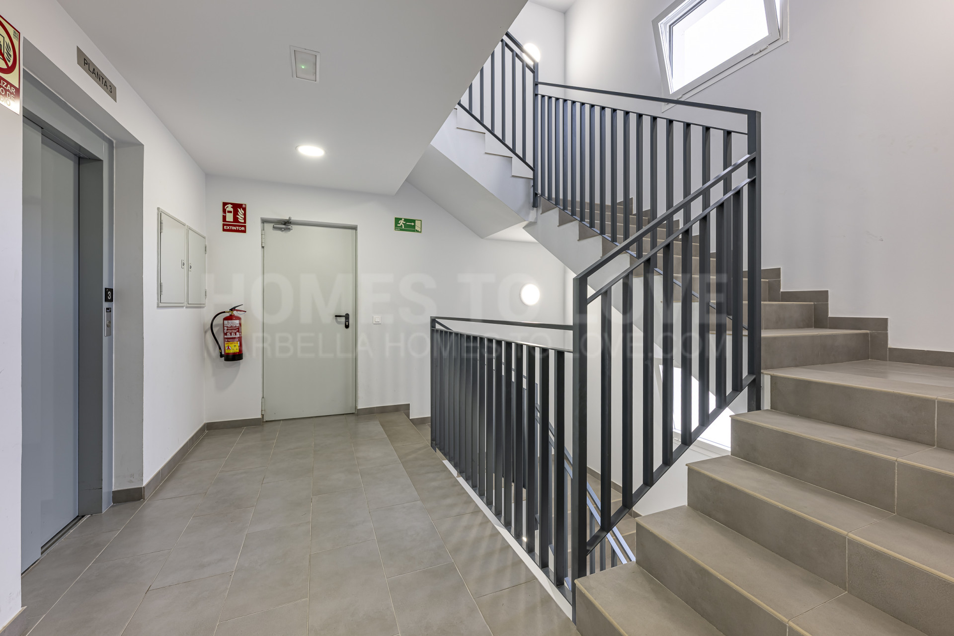 Apartamento de 2 dormitorios con aparcamiento privado en venta en el centro de Estepona