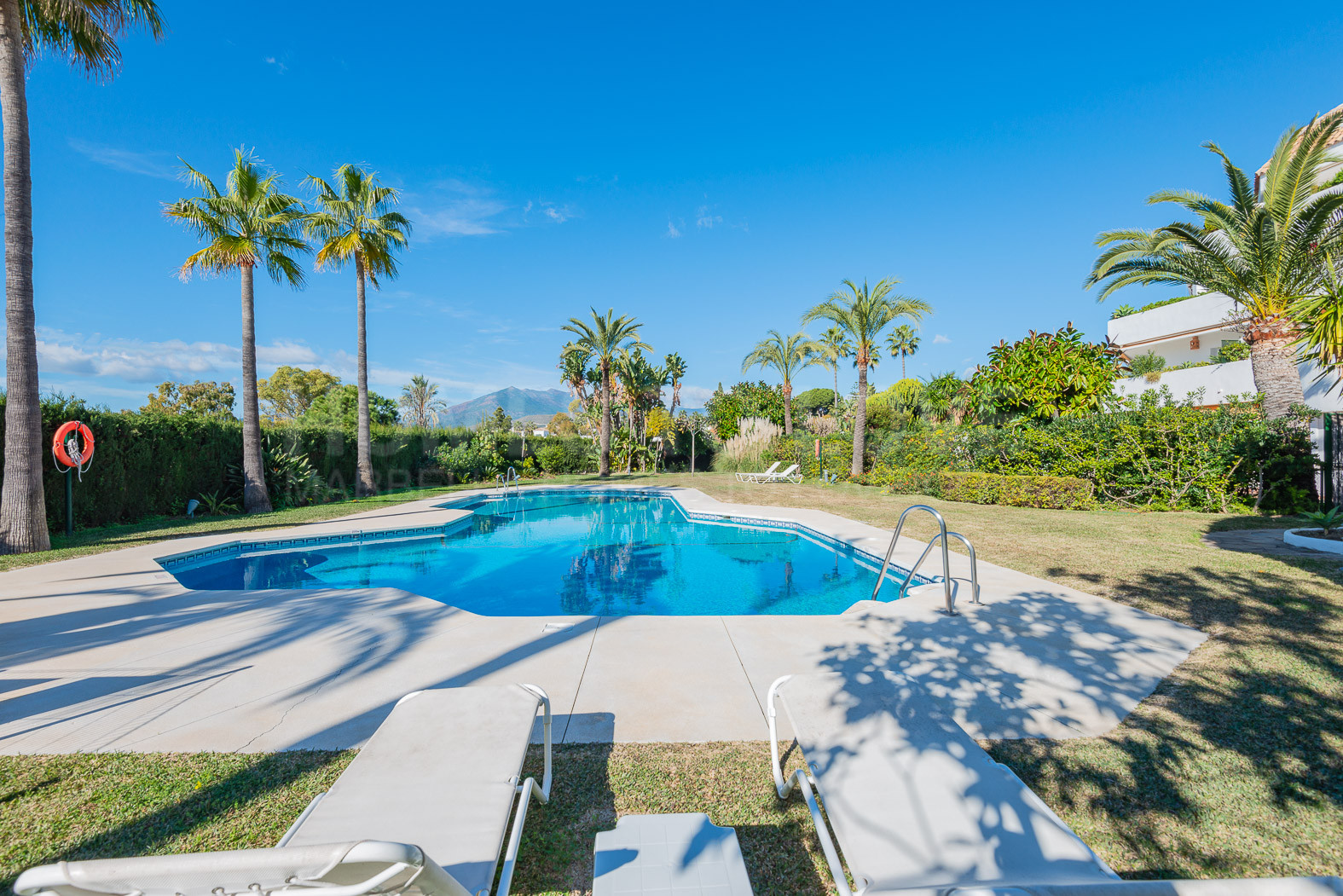 Ático dúplex con vistas al mar y conserjería en venta en Ancon Sierra, Milla de Oro de Marbella