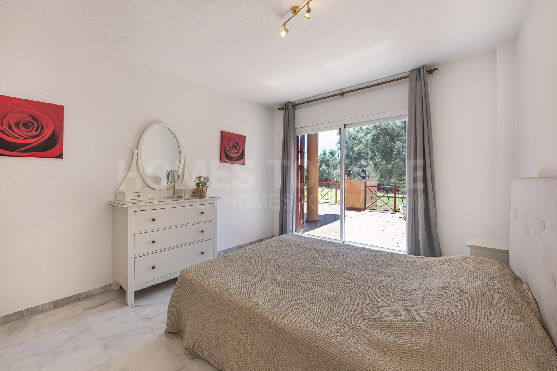 Ground Floor Apartment with Spacious Terrace – La Reserva de Marbella, Las Chapas