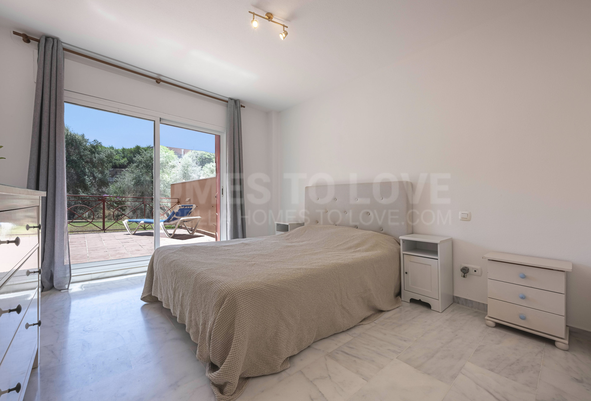 Ground Floor Apartment with Spacious Terrace – La Reserva de Marbella, Las Chapas