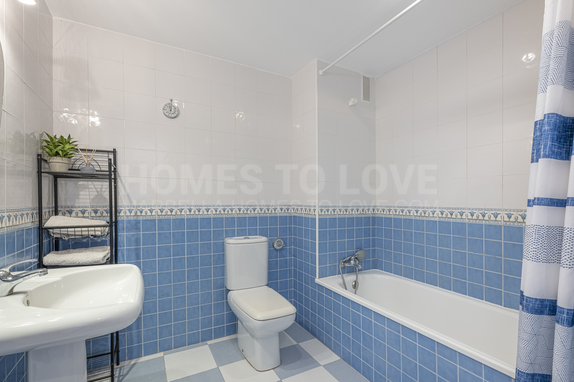 Ground Floor Apartment with Spacious Terrace – La Reserva de Marbella, Las Chapas