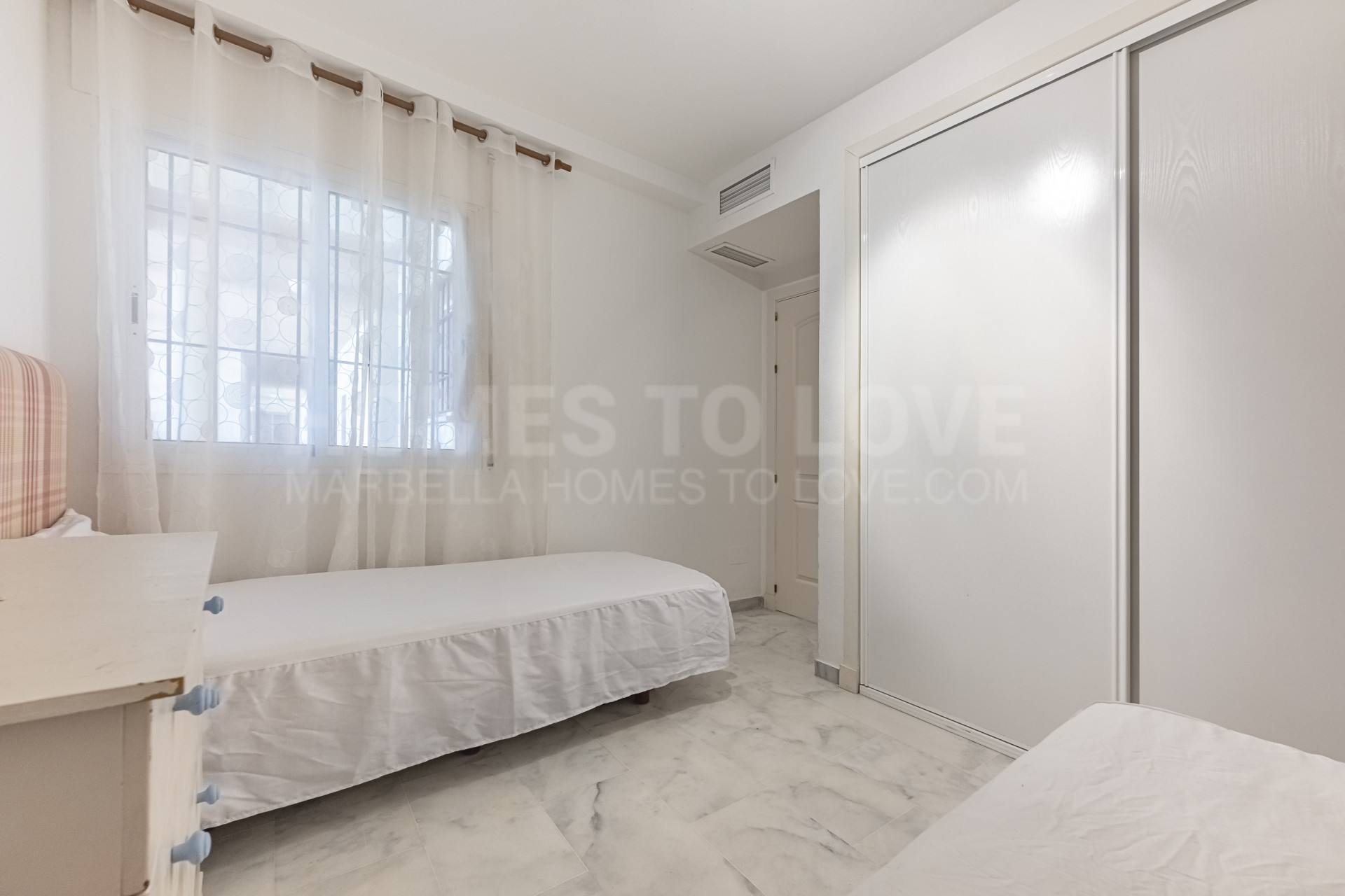 Ground Floor Apartment with Spacious Terrace – La Reserva de Marbella, Las Chapas