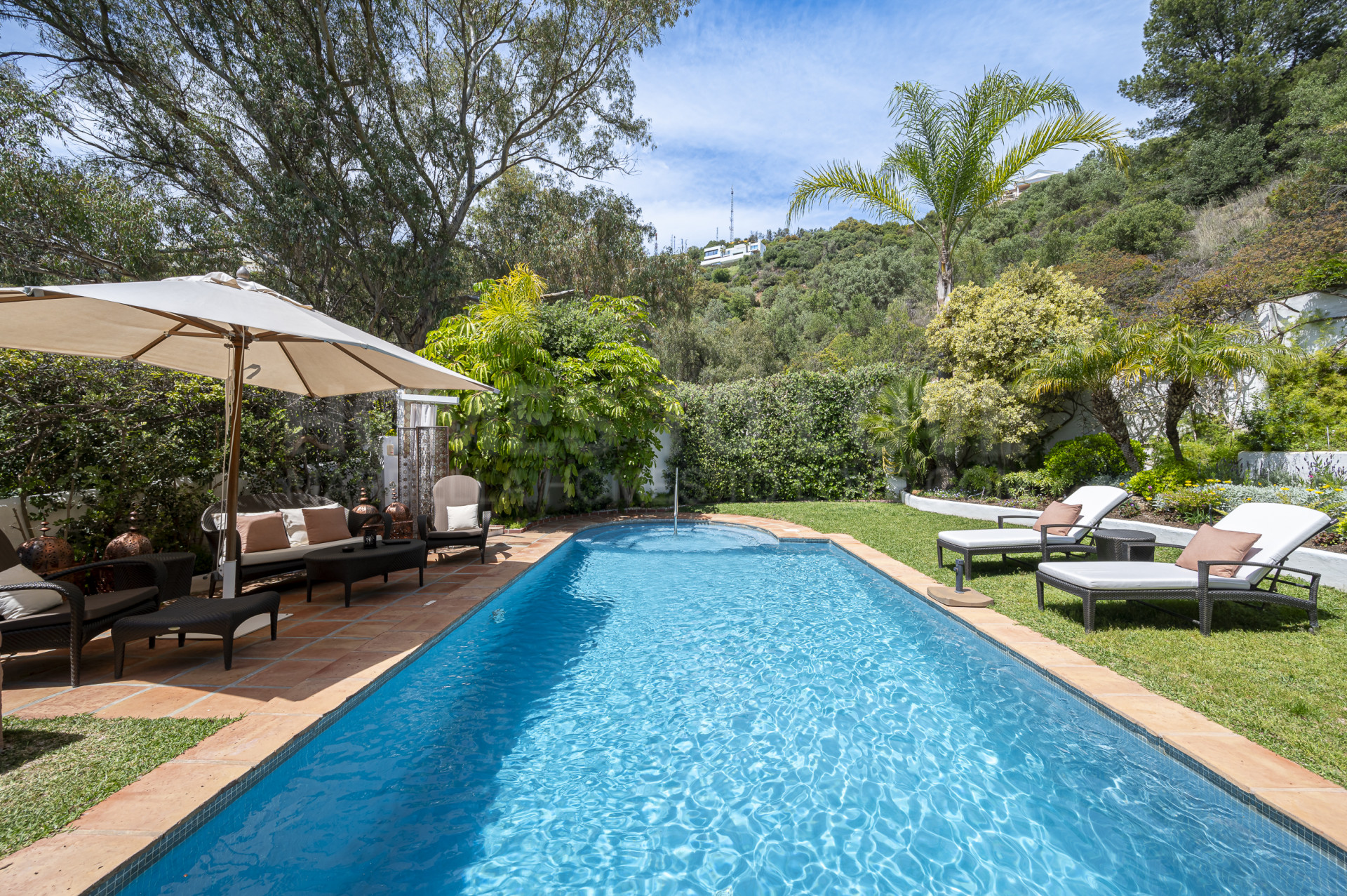 Casa adosada con piscina privada y vistas impresionantes en venta en Los Altos de los Monteros, Marbella Este