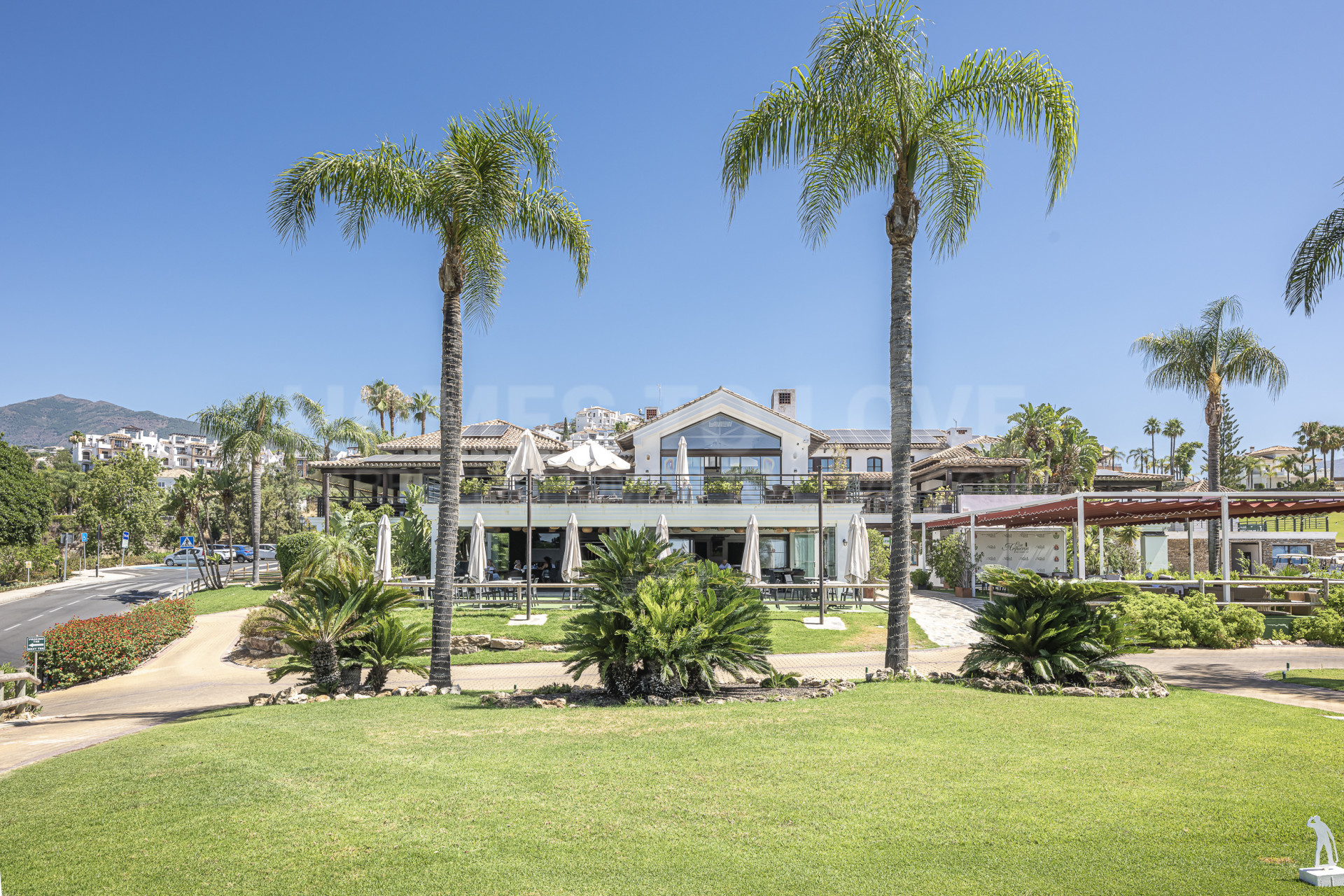 Villa de luxe avec 4 chambres, vue sur le golf et la mer à vendre à Los Arqueros, Benahavis