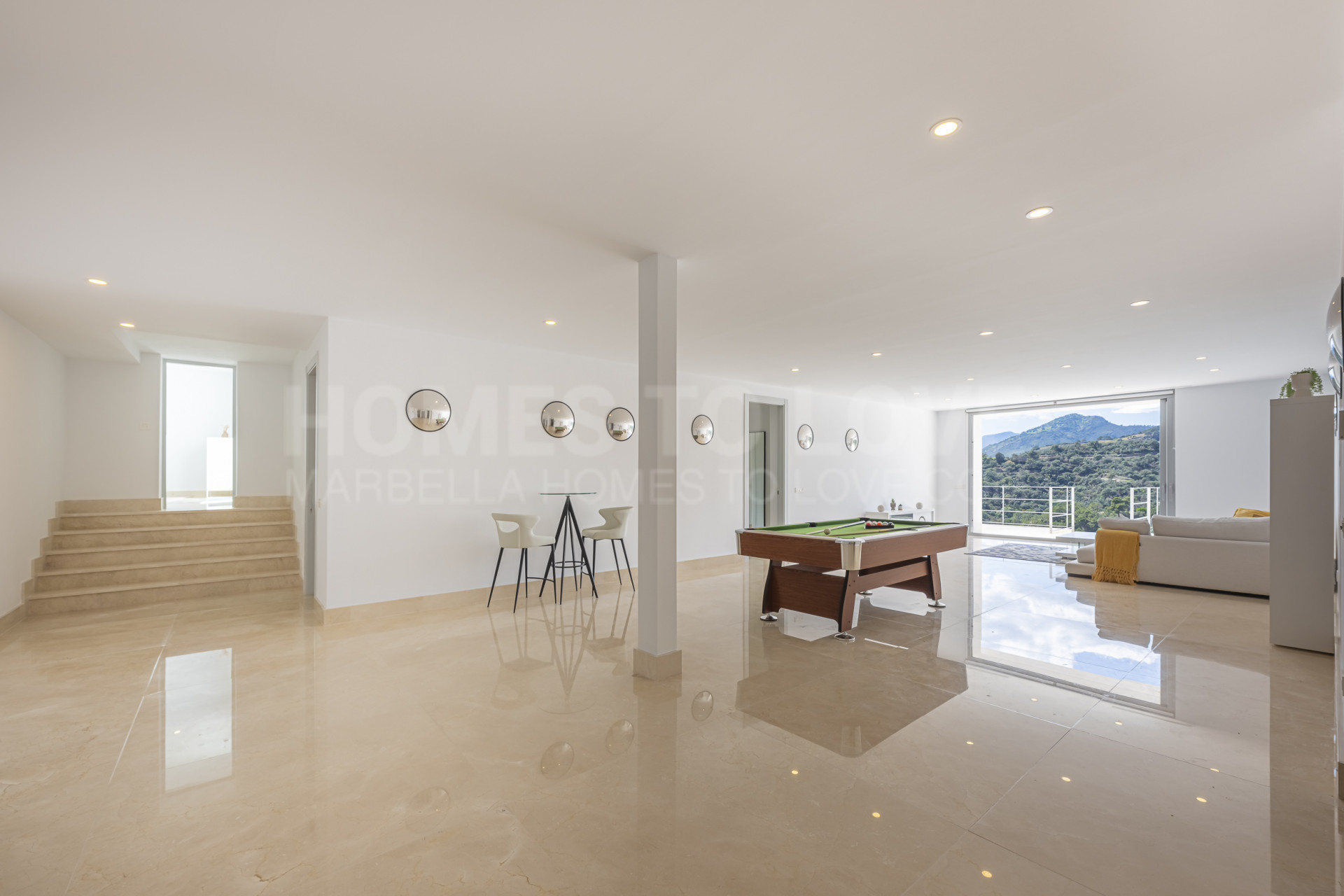Villa avec Vue sur Mer, Terrasse sur le Toit et Sécurité 24h/24 à Vendre à Los Arqueros, Benahavis