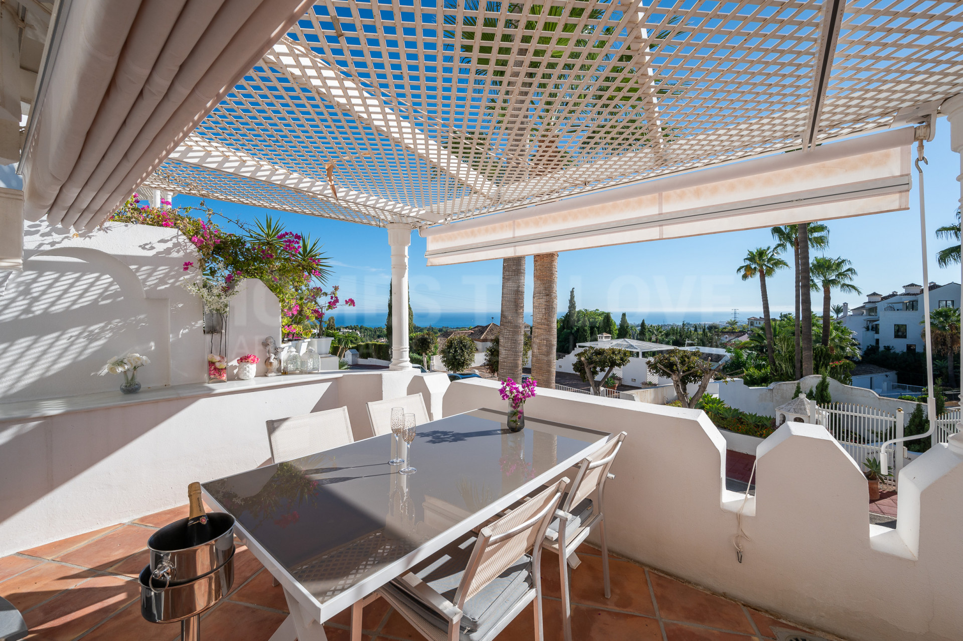 Wunderschönes Apartment an der berühmten Goldenen Meile von Marbella, nur wenige Minuten von den glamouros vibrierenden Stränden Marbellas entfernt