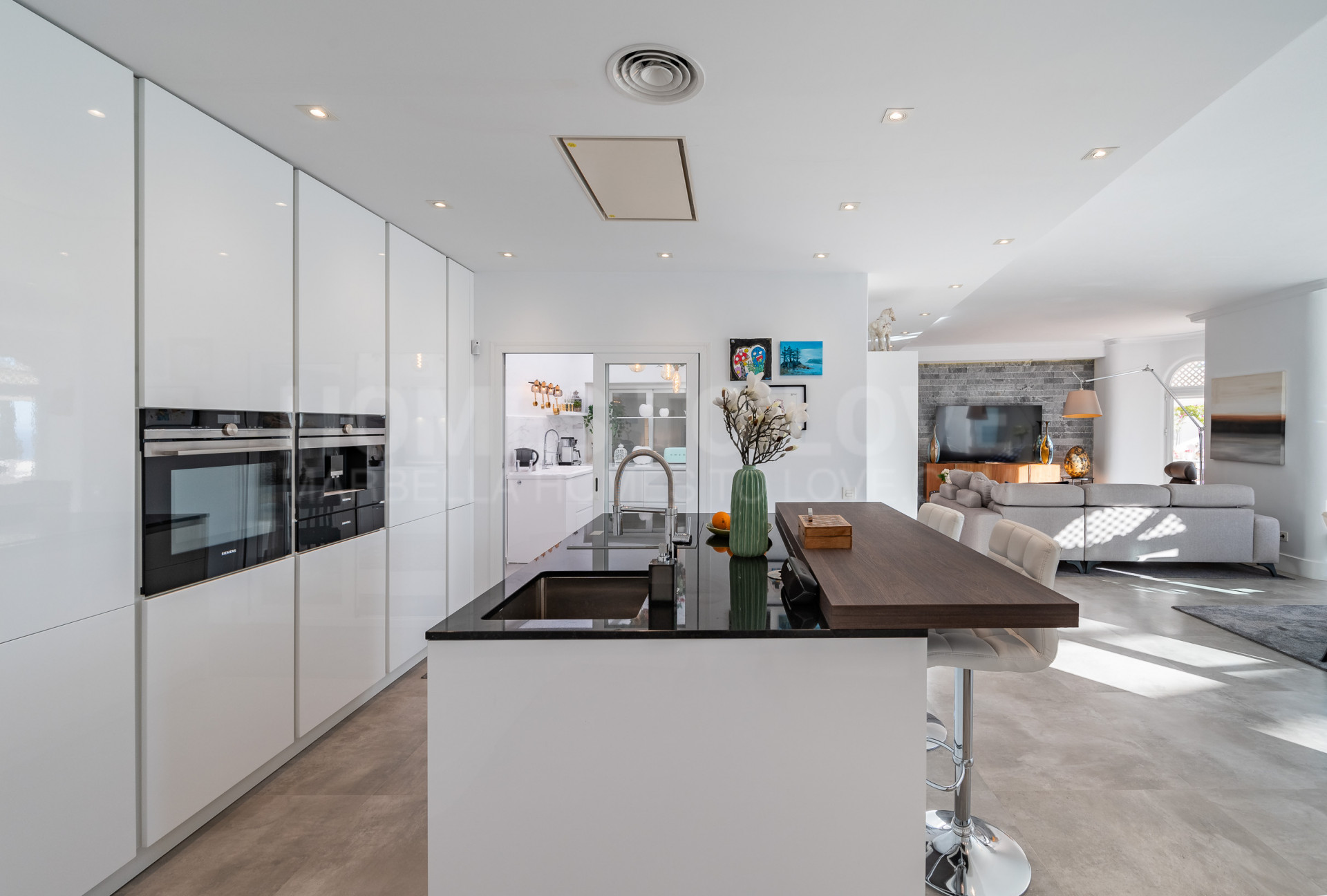 Wunderschönes Apartment an der berühmten Goldenen Meile von Marbella, nur wenige Minuten von den glamouros vibrierenden Stränden Marbellas entfernt