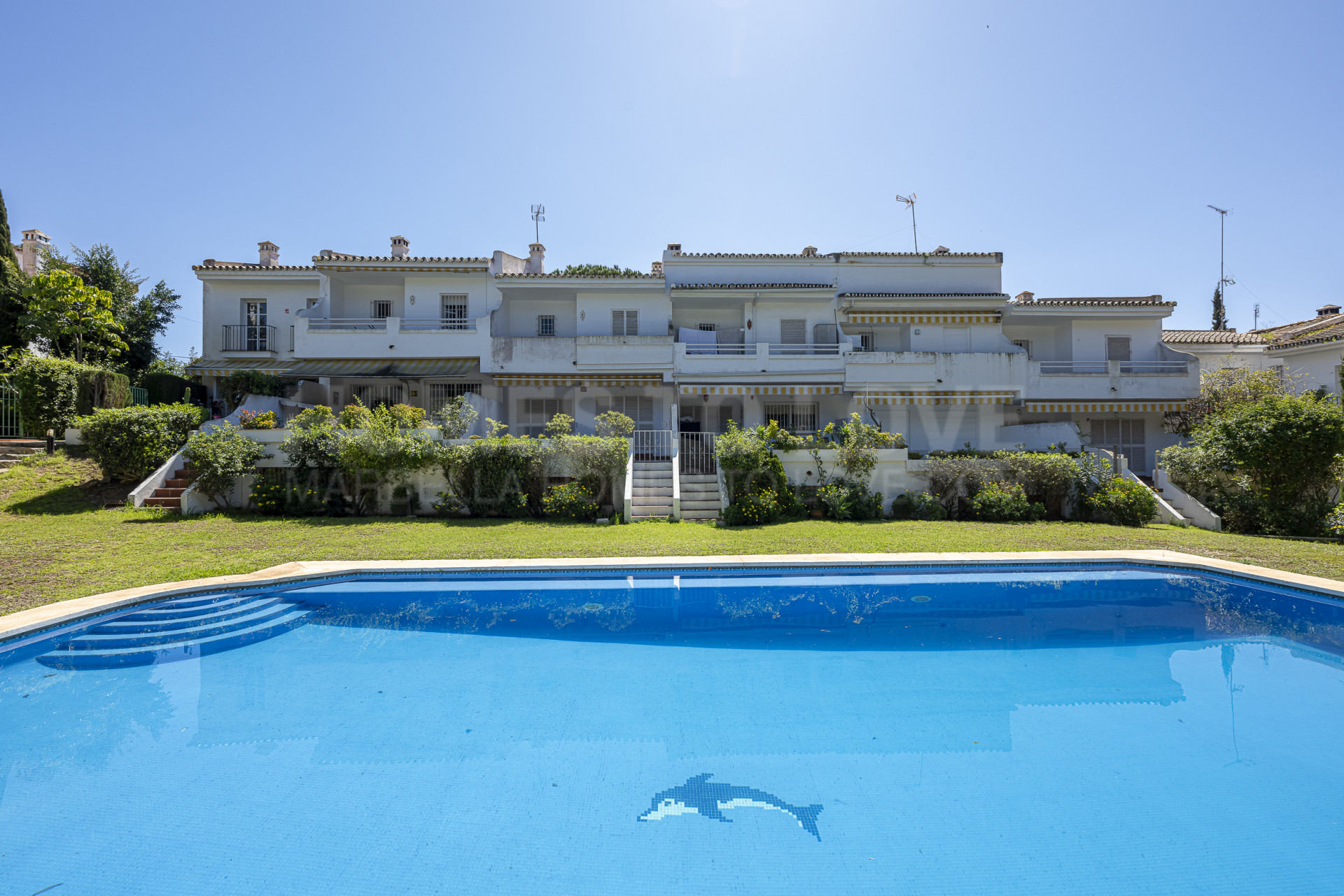 Charmante maison de ville d’angle de deux chambres à vendre à Cabopino, Marbella Est