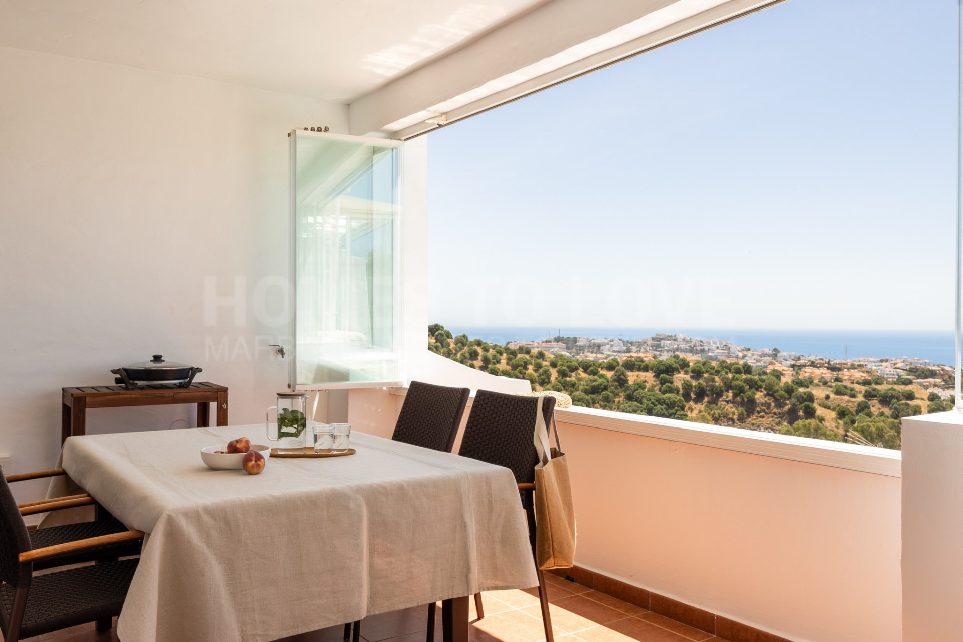 Elegant apartment with panoramic views and fantastic terrace – Perfect for holidays or permanent living